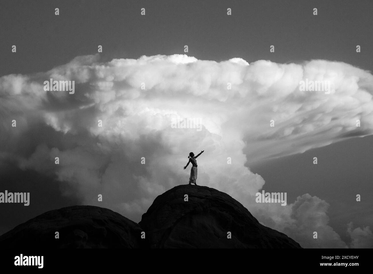 Silhouette d'une personne debout contre des nuages dans le parc d'État de Valley of Fire, Nevada, États-Unis Banque D'Images