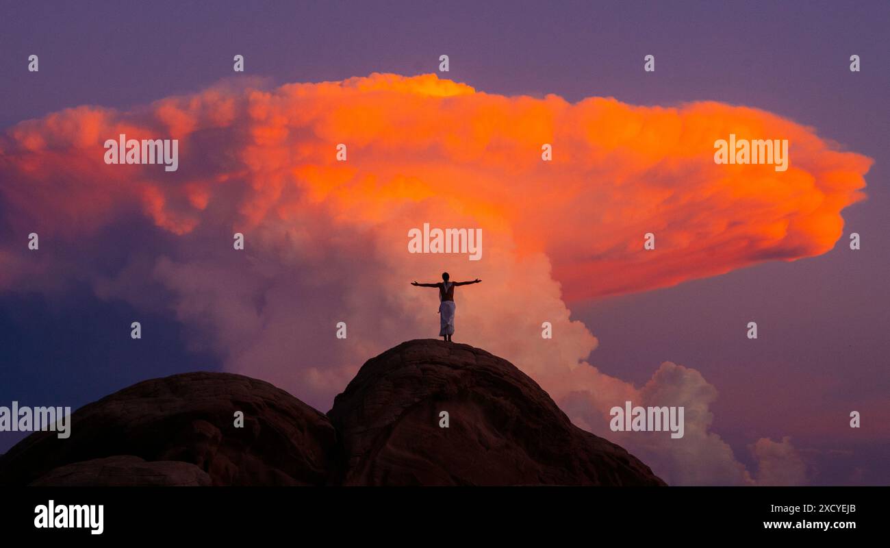 Silhouette d'une personne debout contre des nuages dans le parc d'État de Valley of Fire, Nevada, États-Unis Banque D'Images