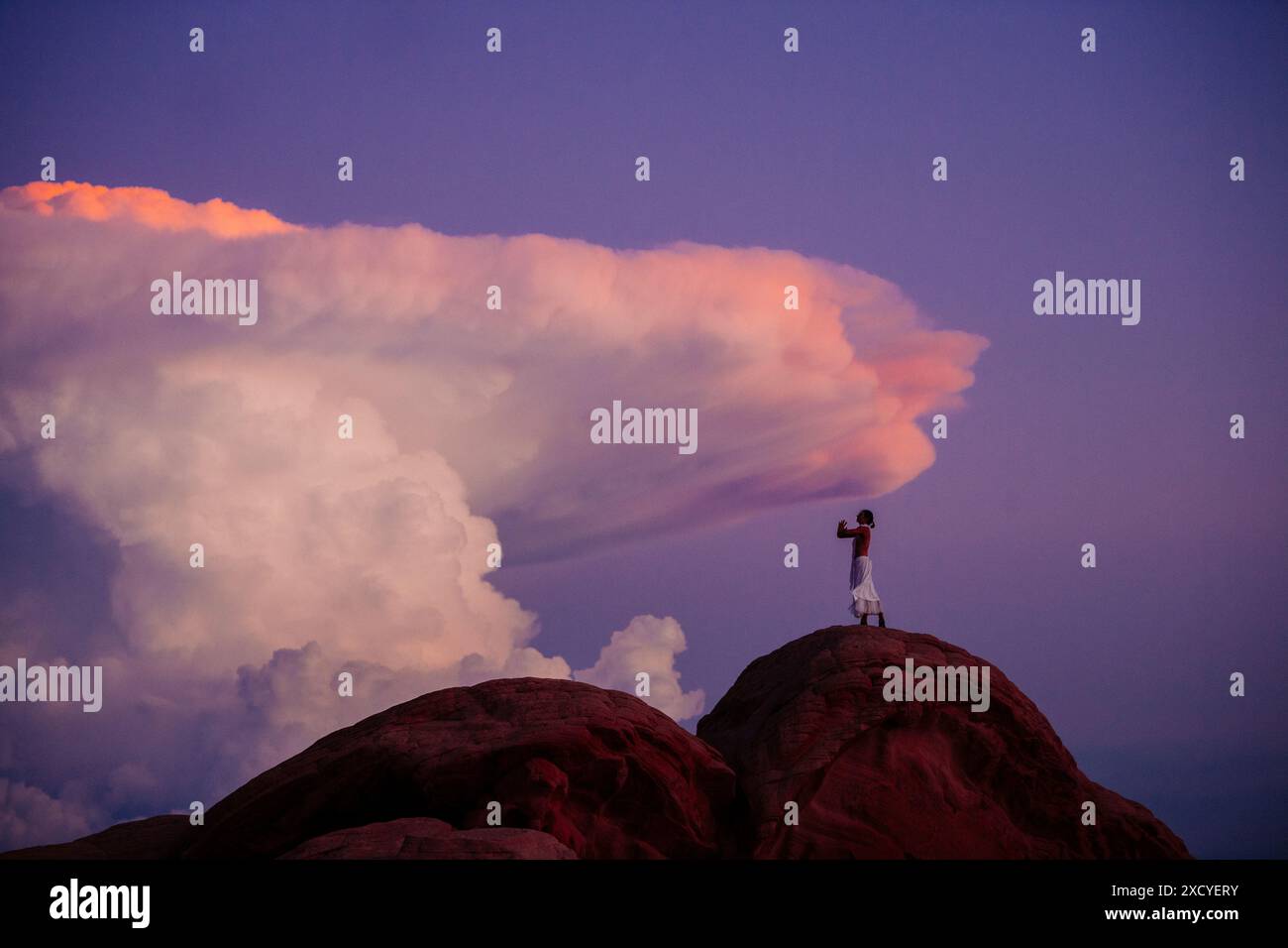 Silhouette d'une personne debout contre des nuages dans le parc d'État de Valley of Fire, Nevada, États-Unis Banque D'Images