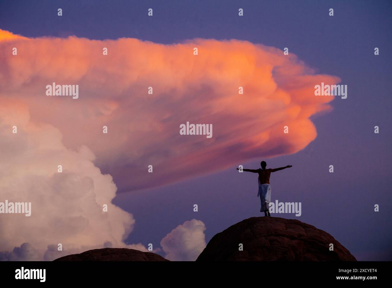 Silhouette d'une personne debout contre des nuages dans le parc d'État de Valley of Fire, Nevada, États-Unis Banque D'Images