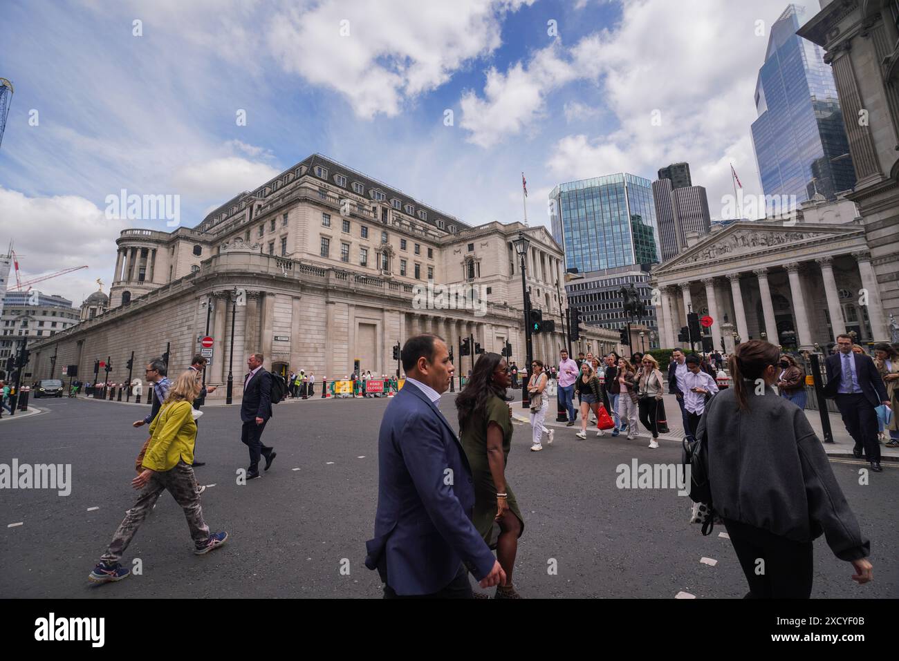 Londres, Royaume-Uni. 19 juin 2024. Une vue générale de la Banque d'Angleterre . Le taux d'inflation a atteint l'objectif de 2 % fixé par la Banque d'Angleterre pour la première fois en près de trois ans, les chiffres officiels de l'Office for National Statistics montrant que les prix ont augmenté de 2 % au cours de l'année allant jusqu'en mai 2024, contre 2,3 % en avril 2024. La Banque d'Angleterre prendra une décision le 20 juin sur le taux d'intérêt britannique qui devrait rester à 5,25 %. Credit : Amer Ghazzal/Alamy Live News Banque D'Images