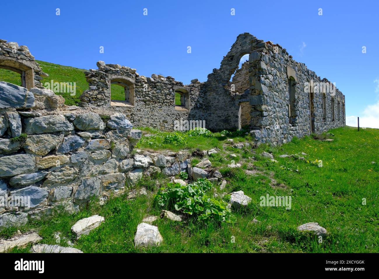 Vestiges de casernes militaires perdus au milieu des pelouses alpines de l'Authion, randonnées dans les Alpes Maritimes en France Banque D'Images