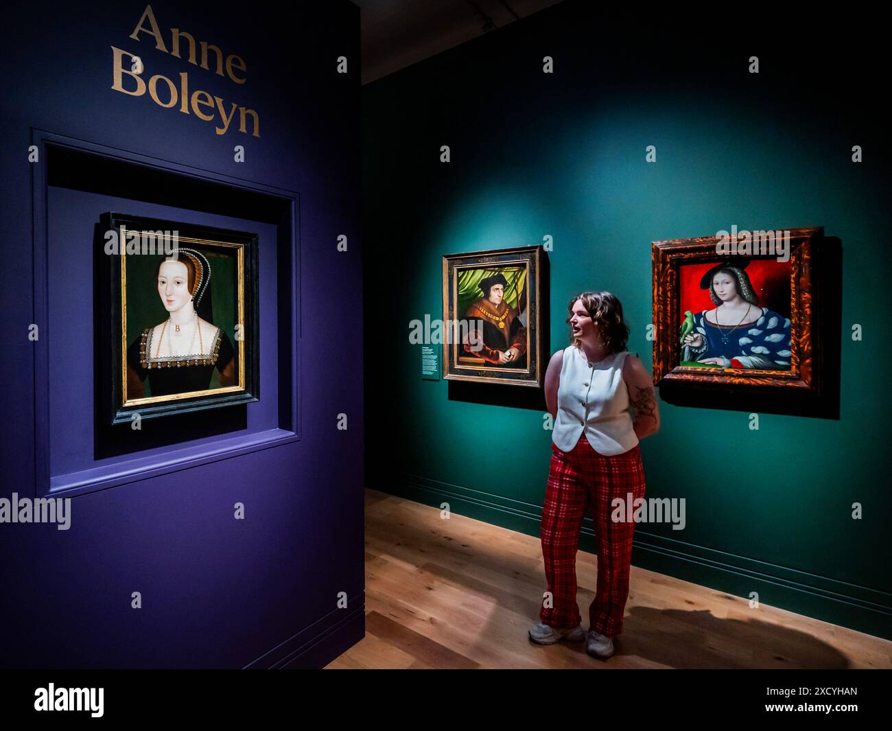 Londres, Royaume-Uni. 19 juin 2024. Portraits d'Anne Boleyn avec une œuvre de la fin du XVIe siècle d'un artiste anglais inconnu - six vies : les histoires des reines d'Henry VIII une nouvelle exposition à la National Portrait Gallery. Six Lives raconte la représentation des femmes à travers l'histoire et la culture populaire et comprend des peintures historiques, des dessins et des éphémères, des photographies contemporaines, des costumes et des films. Crédit : Guy Bell/Alamy Live News Banque D'Images