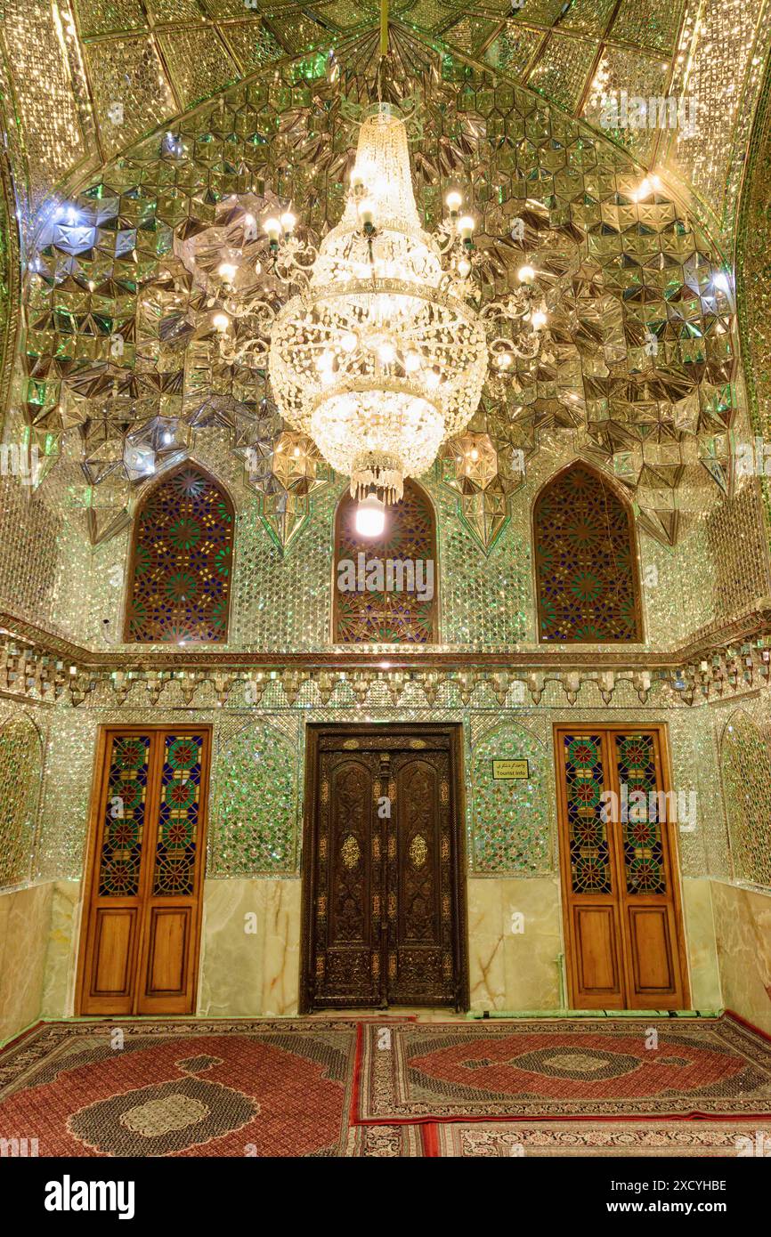 Shiraz, Iran - 29 octobre 2018 : intérieur de la salle de prière au sanctuaire Ali Ibn Hamzeh Holly. Banque D'Images