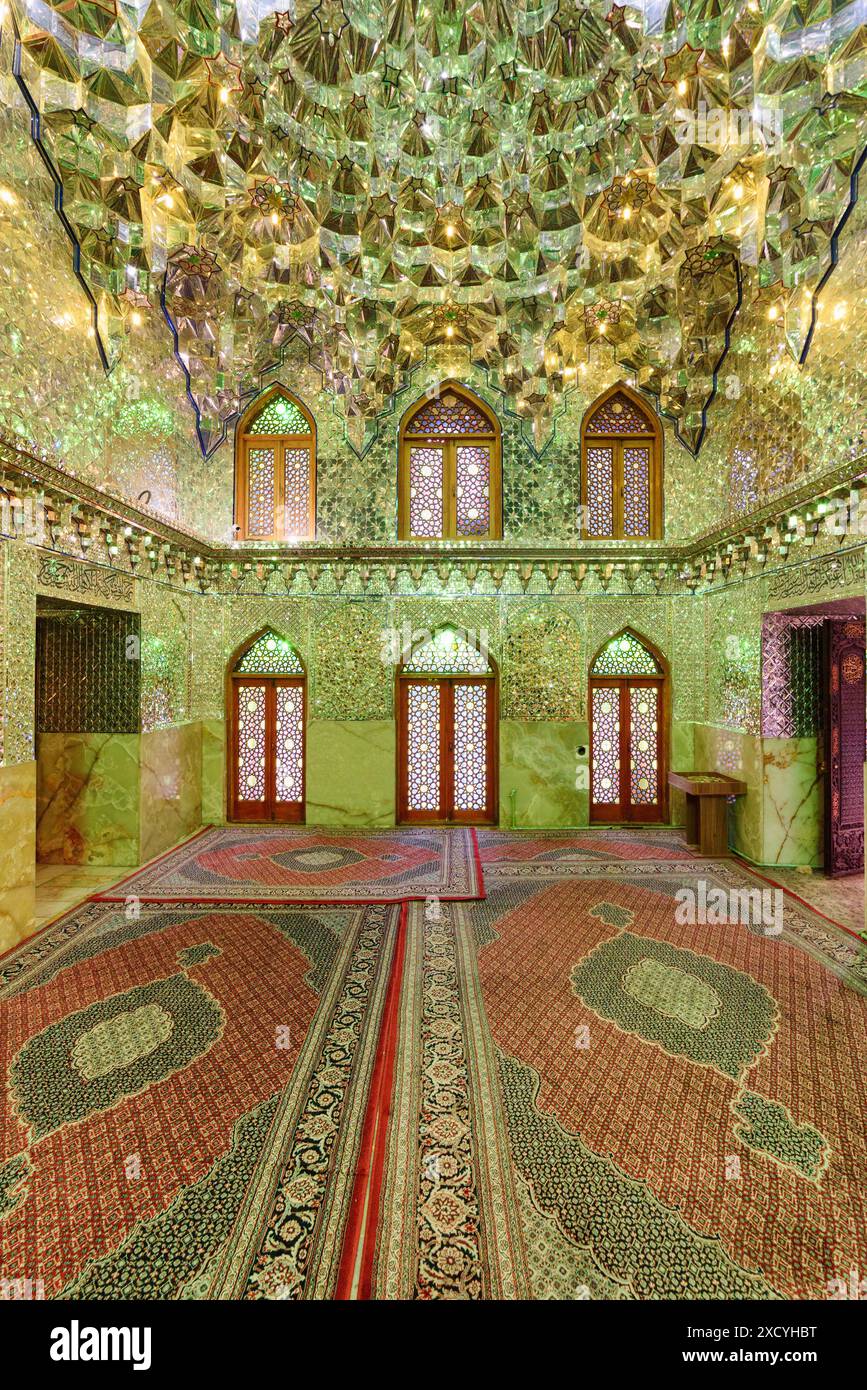 Shiraz, Iran - 29 octobre 2018 : magnifique intérieur de la salle de prière dans Ali Ibn Hamzeh Holly Shrine. Banque D'Images