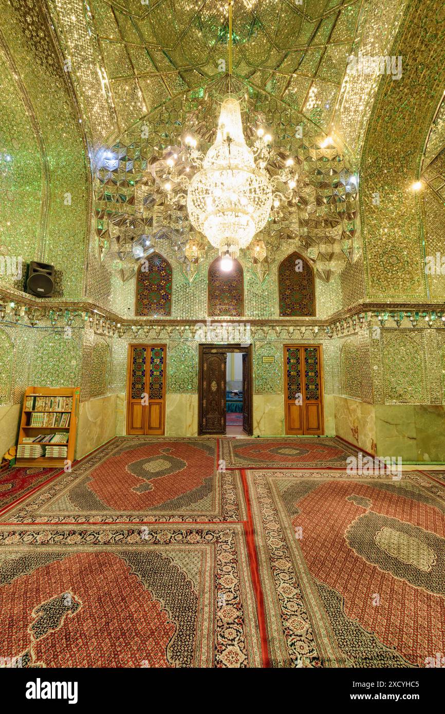 Shiraz, Iran - 29 octobre 2018 : vue imprenable sur la salle de prière du sanctuaire Ali Ibn Hamzeh Holly. Banque D'Images