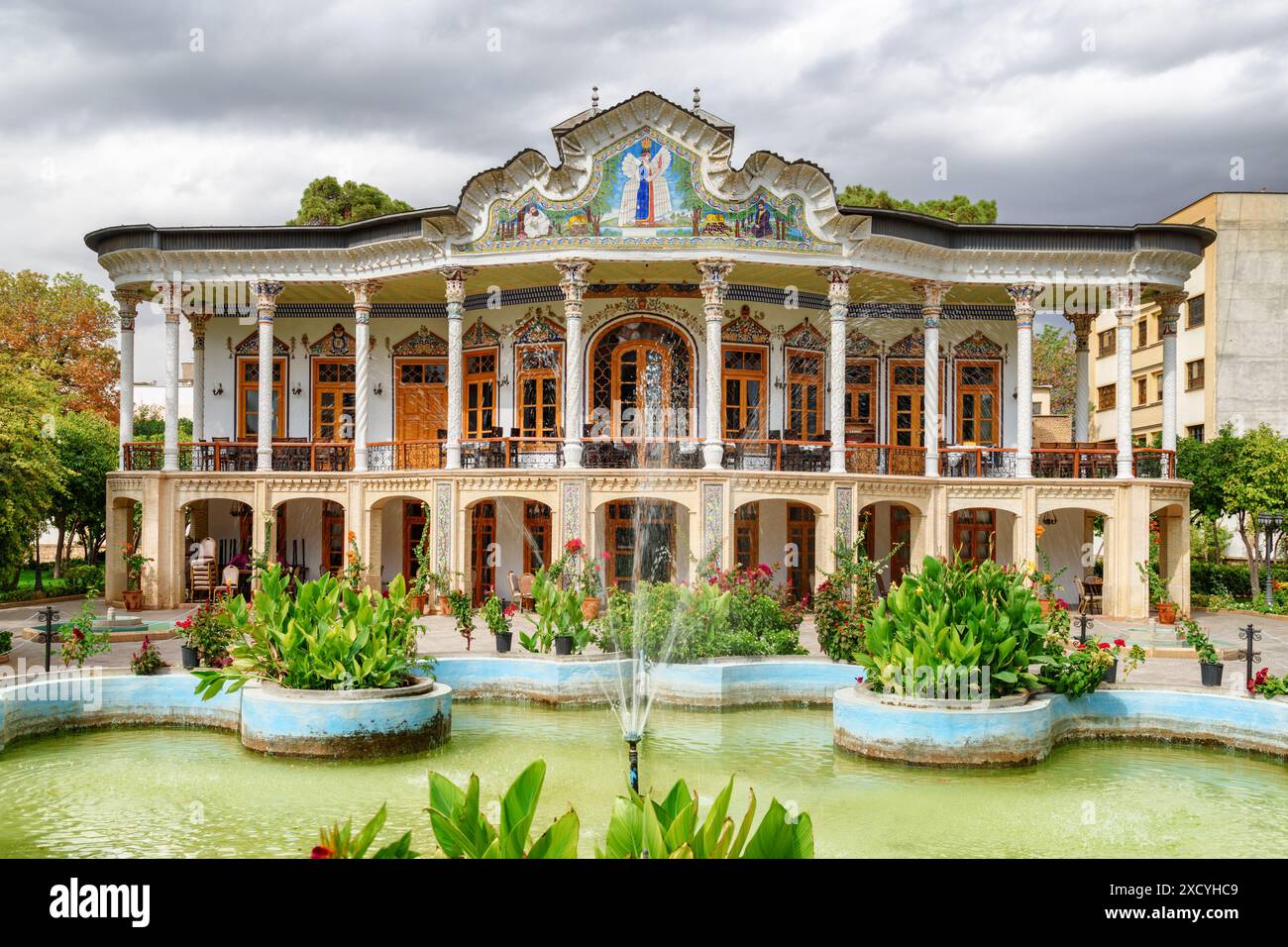 Shiraz, Iran - 30 octobre, 2018 : belle vue sur Shapouri House et fontaine pittoresque dans le jardin persan traditionnel. Incroyable architecture iranienne. Banque D'Images