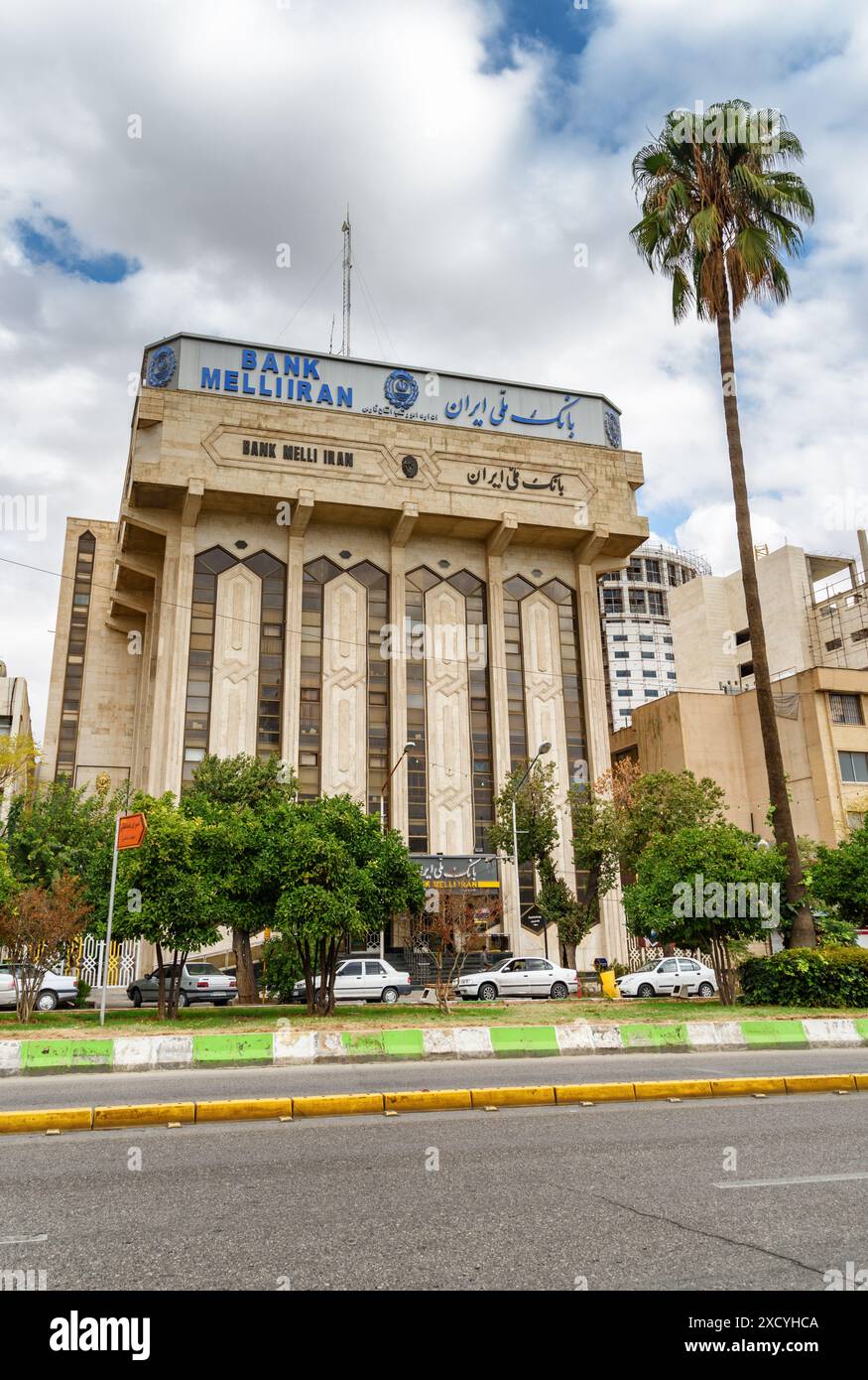 Shiraz, Iran - 30 octobre 2018 : façade de l'immeuble de bureaux de la banque Melli Iran à Shiraz. Banque D'Images