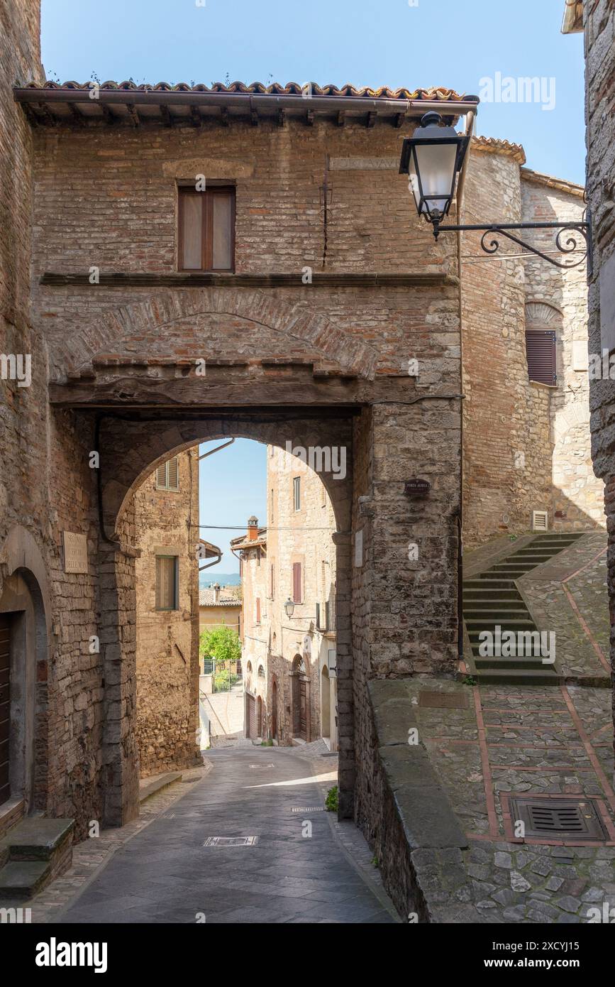 Vue à travers l'arche de l'époque romaine dans la ville perchée de Todi en Ombrie montrant les vieilles pierres et détails architecturaux de Porta Aurea - le Golden Gate Banque D'Images Vue à travers l'arche de l'époque romaine dans la ville perchée de Todi en Ombrie montrant les vieilles pierres et détails architecturaux de Porta Aurea - le Golden Gate Banque D'Images