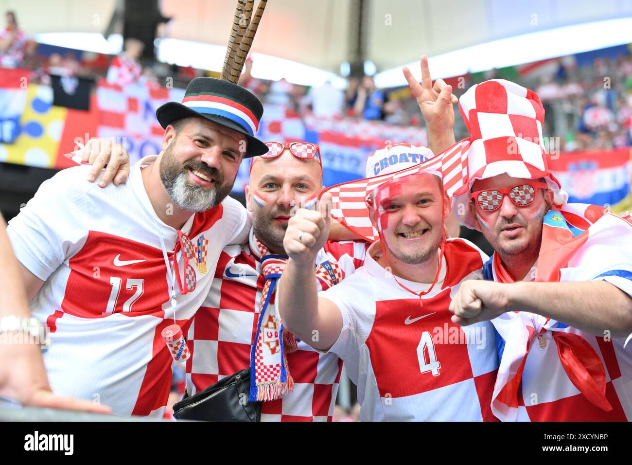 Hambourg. 19 juin 2024. Les fans de Croatie réagissent avant le match UEFA Euro 2024 du Groupe B entre la Croatie et l'Albanie à Hambourg, en Allemagne, le 19 juin 2024. Crédit : Ren Pengfei/Xinhua/Alamy Live News Banque D'Images