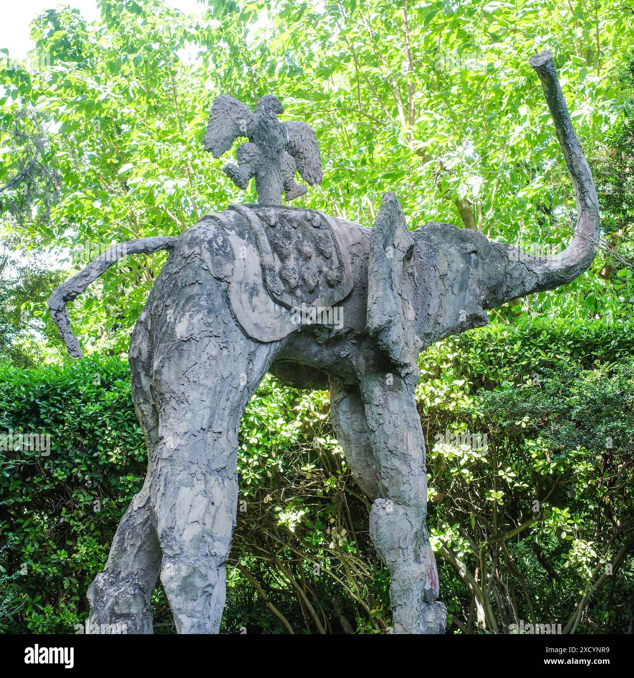 Gérone, Espagne - 26 mai 2024 : statue d'éléphant de Salvador Dali dans les jardins du château Gala Dali à Pubol, Catalogne Banque D'Images