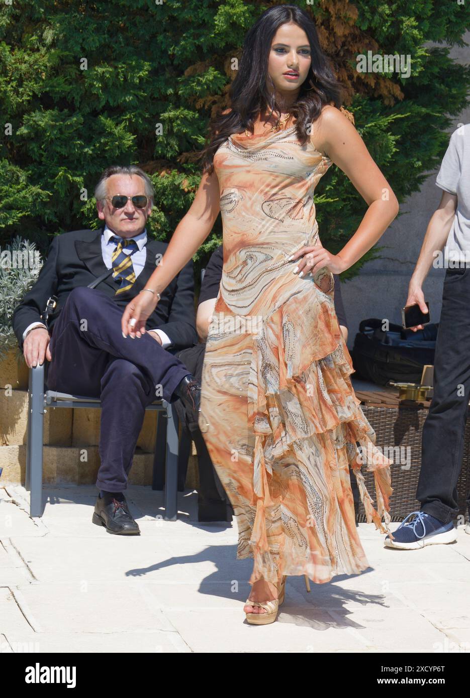 Vallauris, France. 18 mai 2024. Mannequin assiste au défilé de Juliette Dubois Espinasse animé par Laurent Amar pendant le Festival de Cannes. Banque D'Images