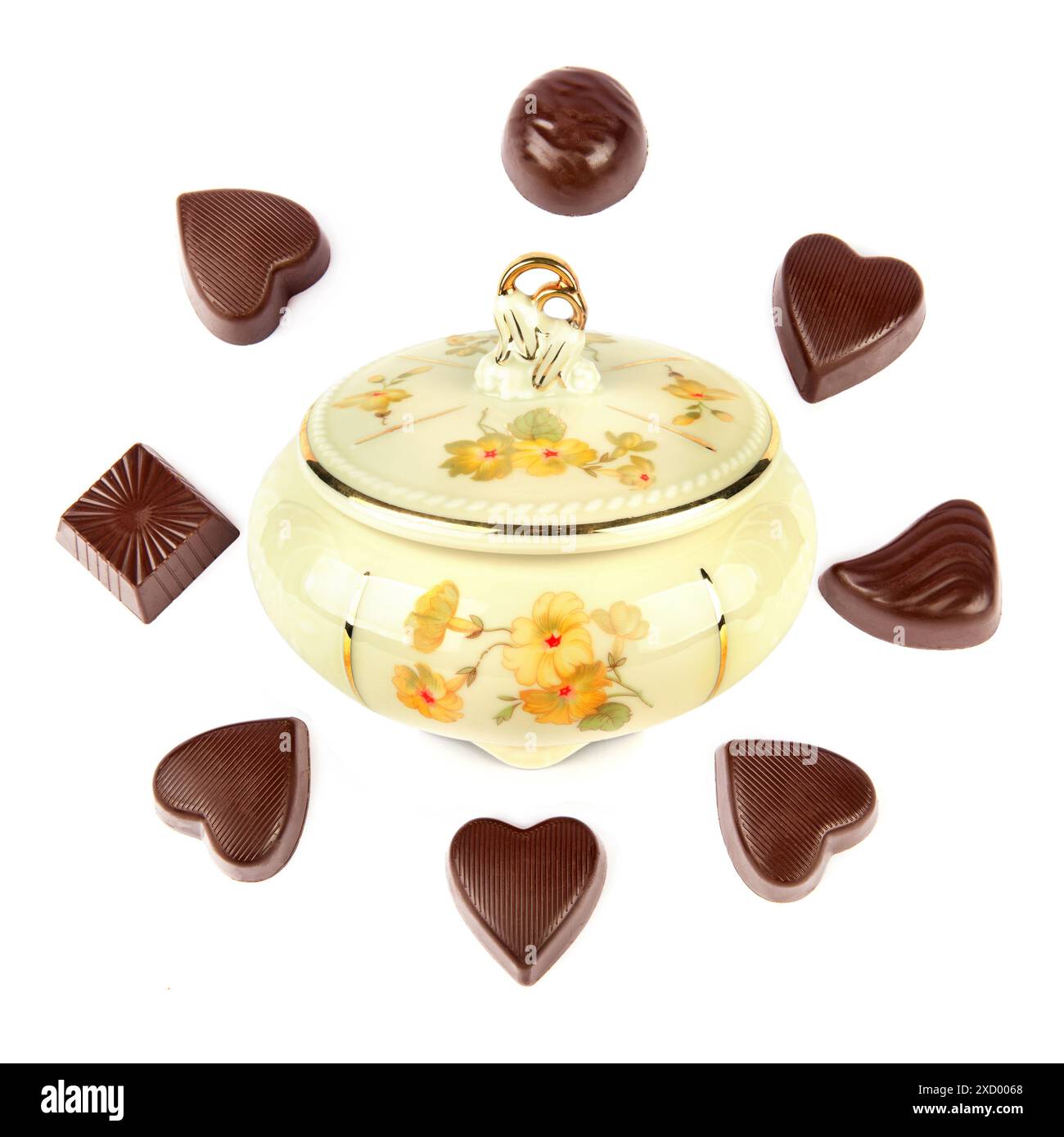 Archet de bonbons en porcelaine vintage et chocolats isolés sur un fond blanc. Banque D'Images