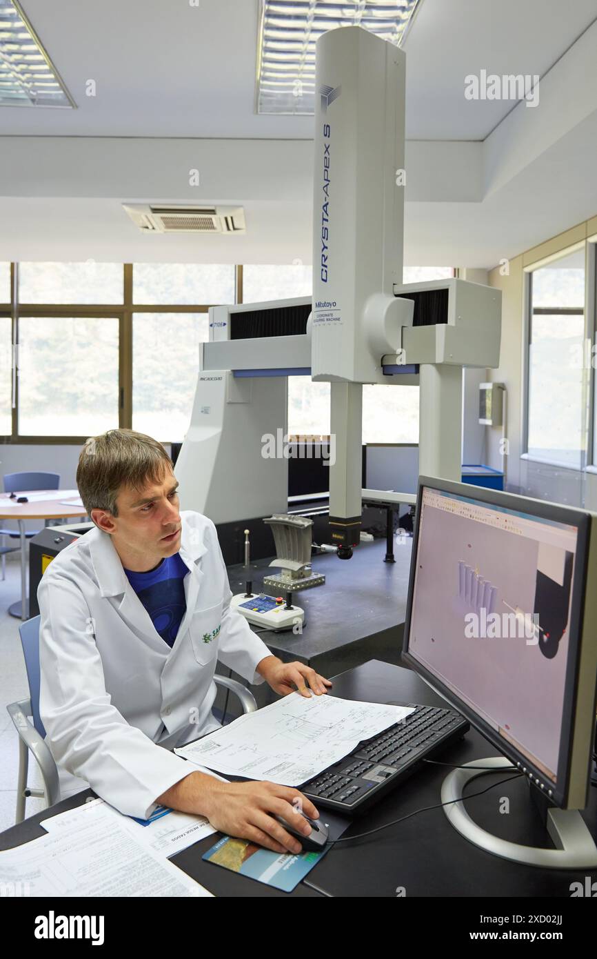 CMM Crysta Apex. Machine de mesure de coordonnées. Service de conseil en mesure avec les pièces du client. Métrologie innovante appliquée. Métrologie Sariki. El Banque D'Images