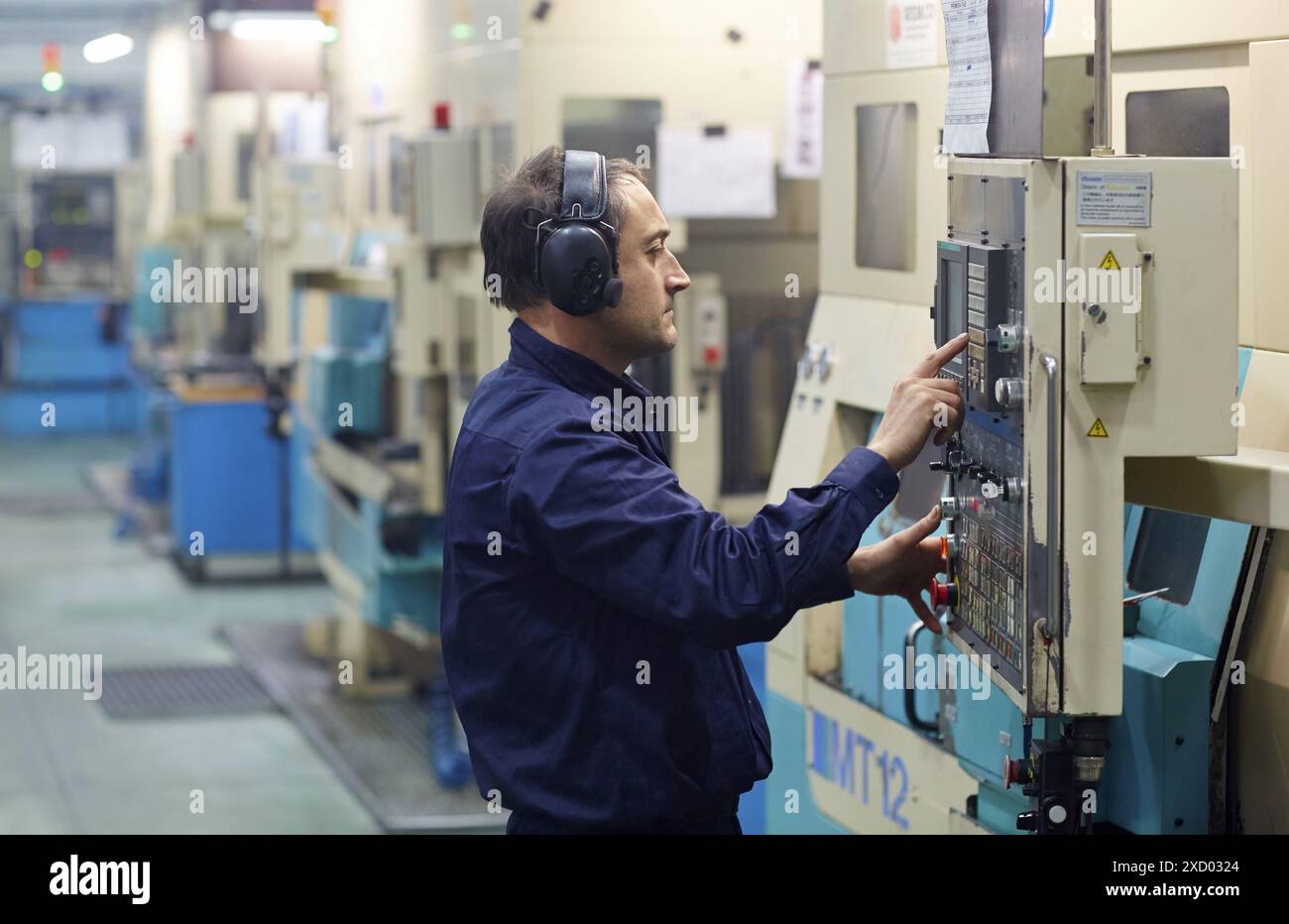 Technicien de commande CNC. Tours CNC automatisés par zone. Indecober usiné. Usinage de pièces de précision en série. Industrie automobile. Berriz. Bizkaia. B Banque D'Images