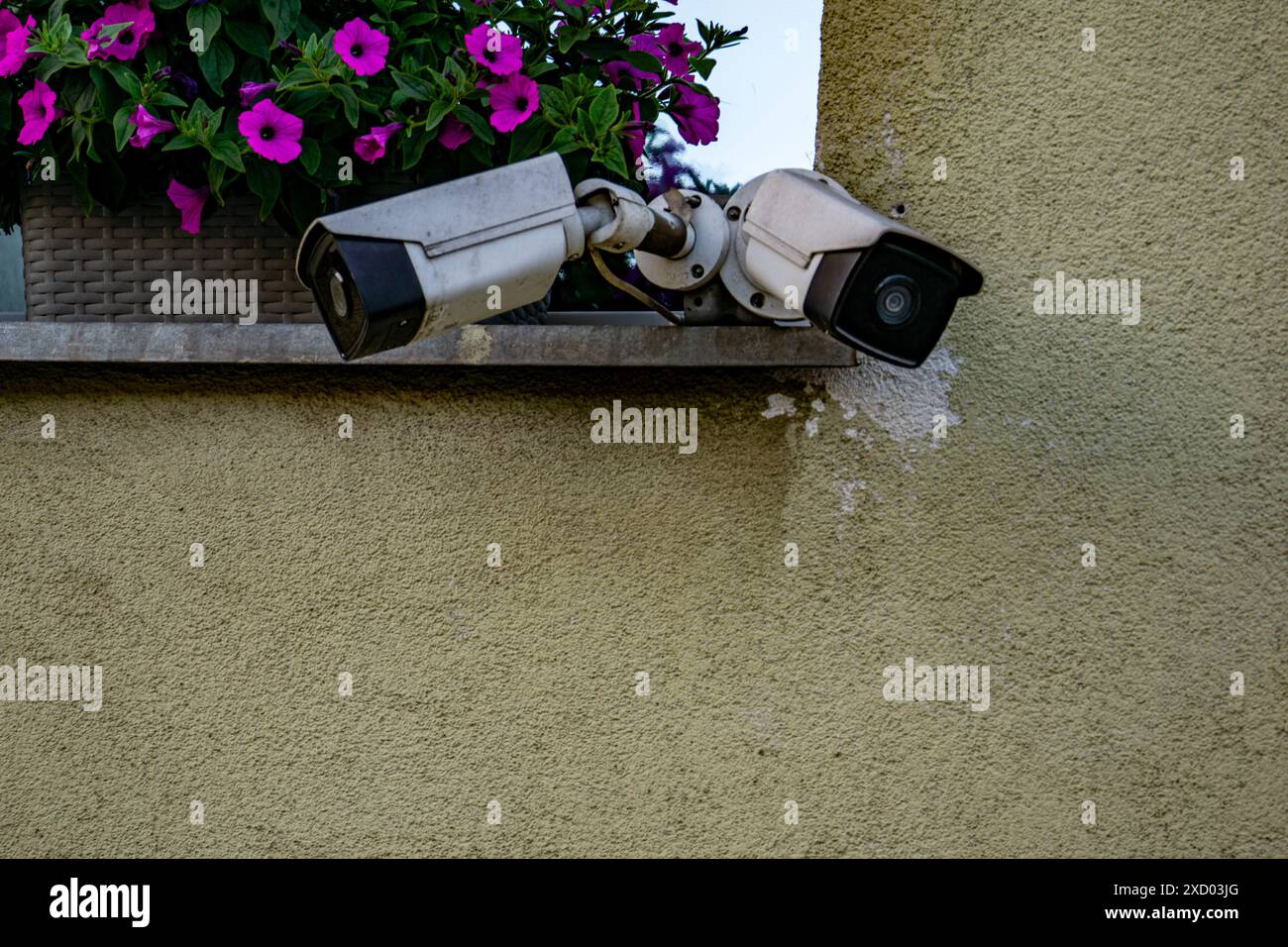 Deux caméras de sécurité montées sur le mur extérieur du bâtiment surveillant le concept de sécurité de la surveillance de l'état Banque D'Images