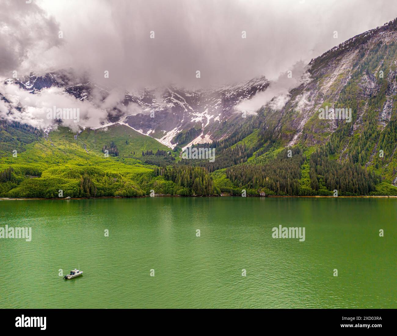 Le bateau d'excursion «lumière ambiante» dans la partie la plus pittoresque du fjord, Knight Inlet, territoire traditionnel de la première nation Da'Naxda'xw Awaetlala, BRI Banque D'Images