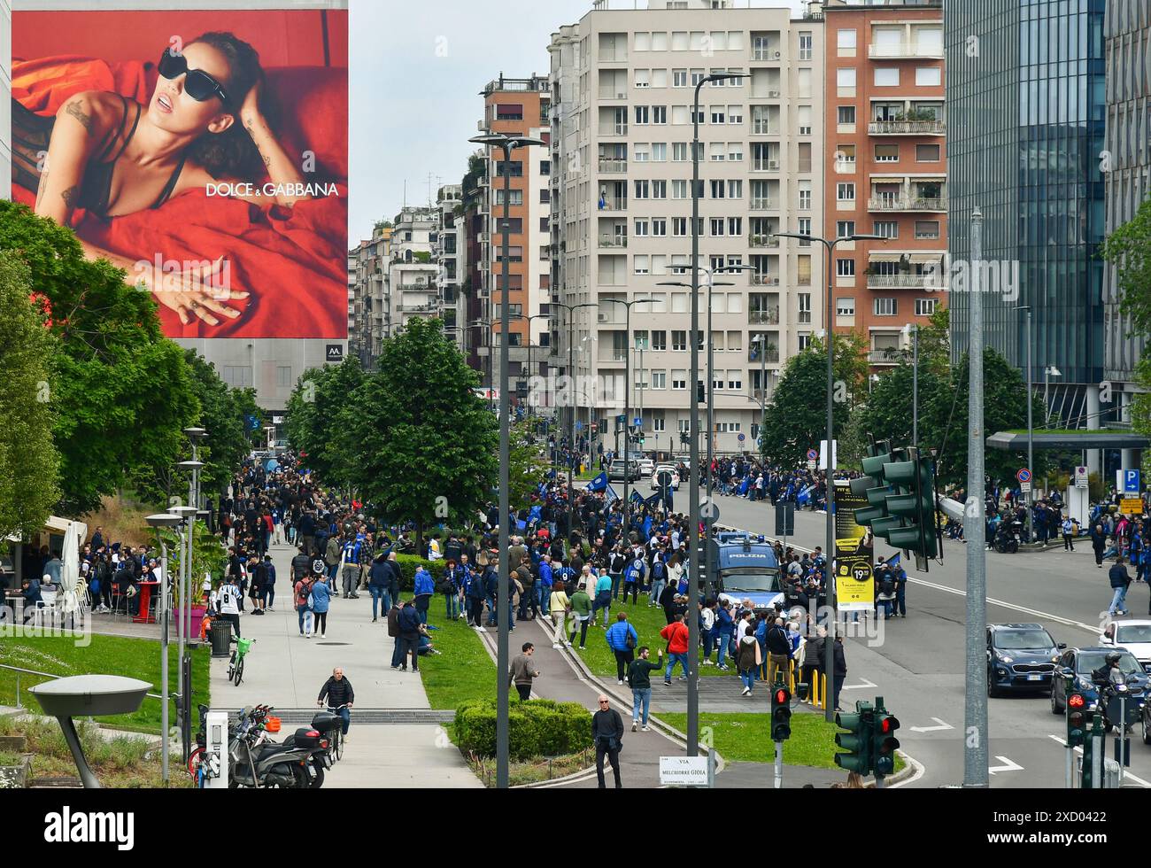 Foule de fans se dirigeant vers la Piazza del Duomo pour célébrer l'équipe de football Inter, Champion d'Italie, Viale della Liberazione, Milan, Italie Banque D'Images