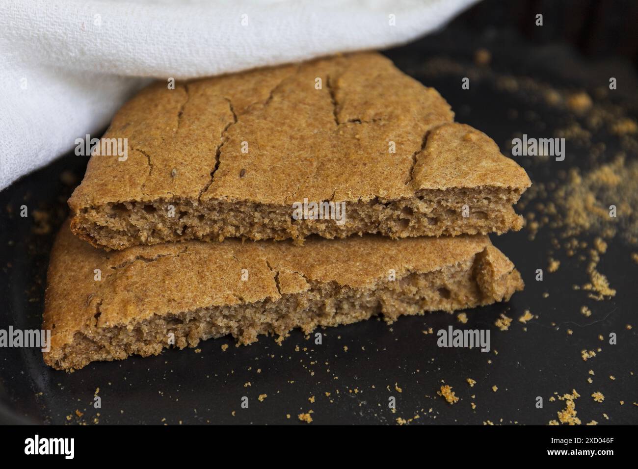 Photographie rapprochée de tranches restantes d'orge estonien traditionnel (Odrakarask) dans une forme de cuisson en céramique noire avec un torchon blanc Banque D'Images
