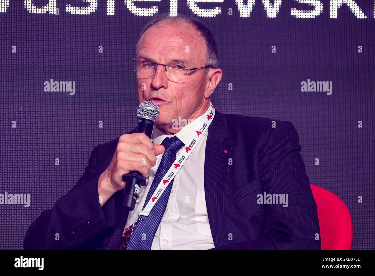 Cracovie, Pologne, le 19 juin 2024. Le major-général Jean-Marc Wasielewski, major-général à la retraite, corps des signaux de l'armée française, intervient lors d'une table ronde lors du Forum européen sur la cybersécurité CyberSec à l'EXPO Cracovie. La conférence se concentre sur les défis et les opportunités pour la sécurité numérique en Europe dans des domaines tels que l’administration publique, l’armée ou les entreprises, dans un environnement en rapide évolution, lié à l’introduction de l’IA et aux conflits en Ukraine. Crédit : Dominika Zarzycka/Alamy Live News. Banque D'Images