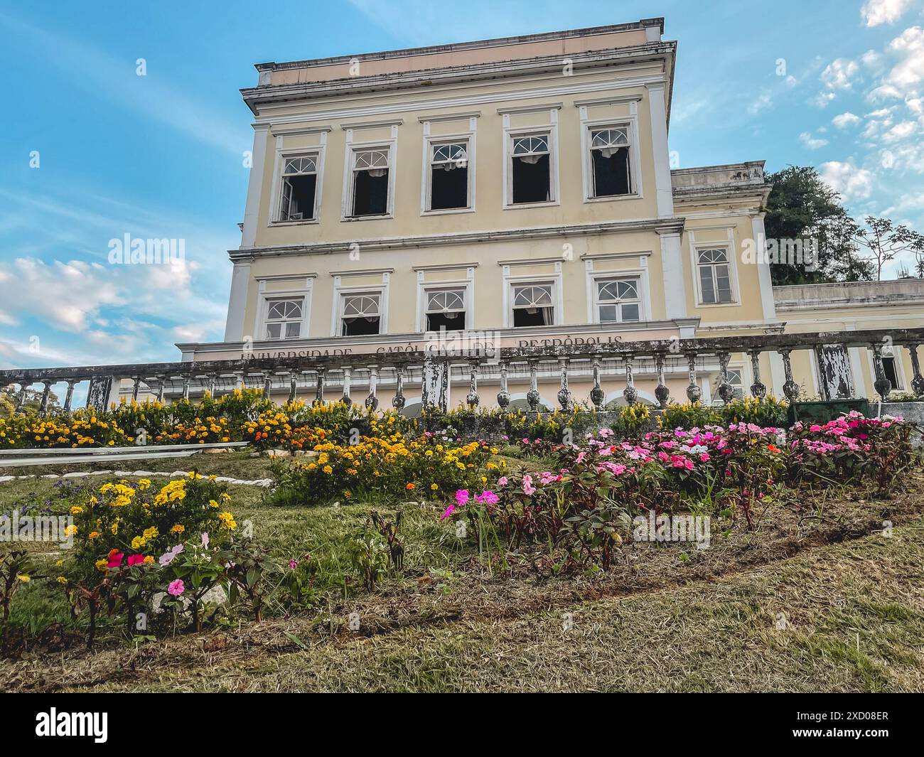 Horloge de fleur avec l'Université catholique en arrière-plan. Petropolis, Rio de Janeiro, Brésil. 28 mai 2024. Banque D'Images