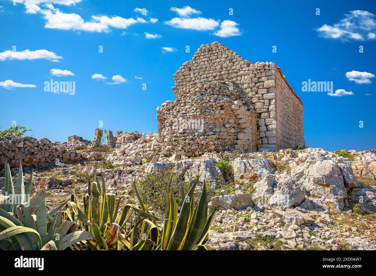 Ruines d'église en pierre à Lubenice sur Island Cres view, archipel de Croatie Banque D'Images