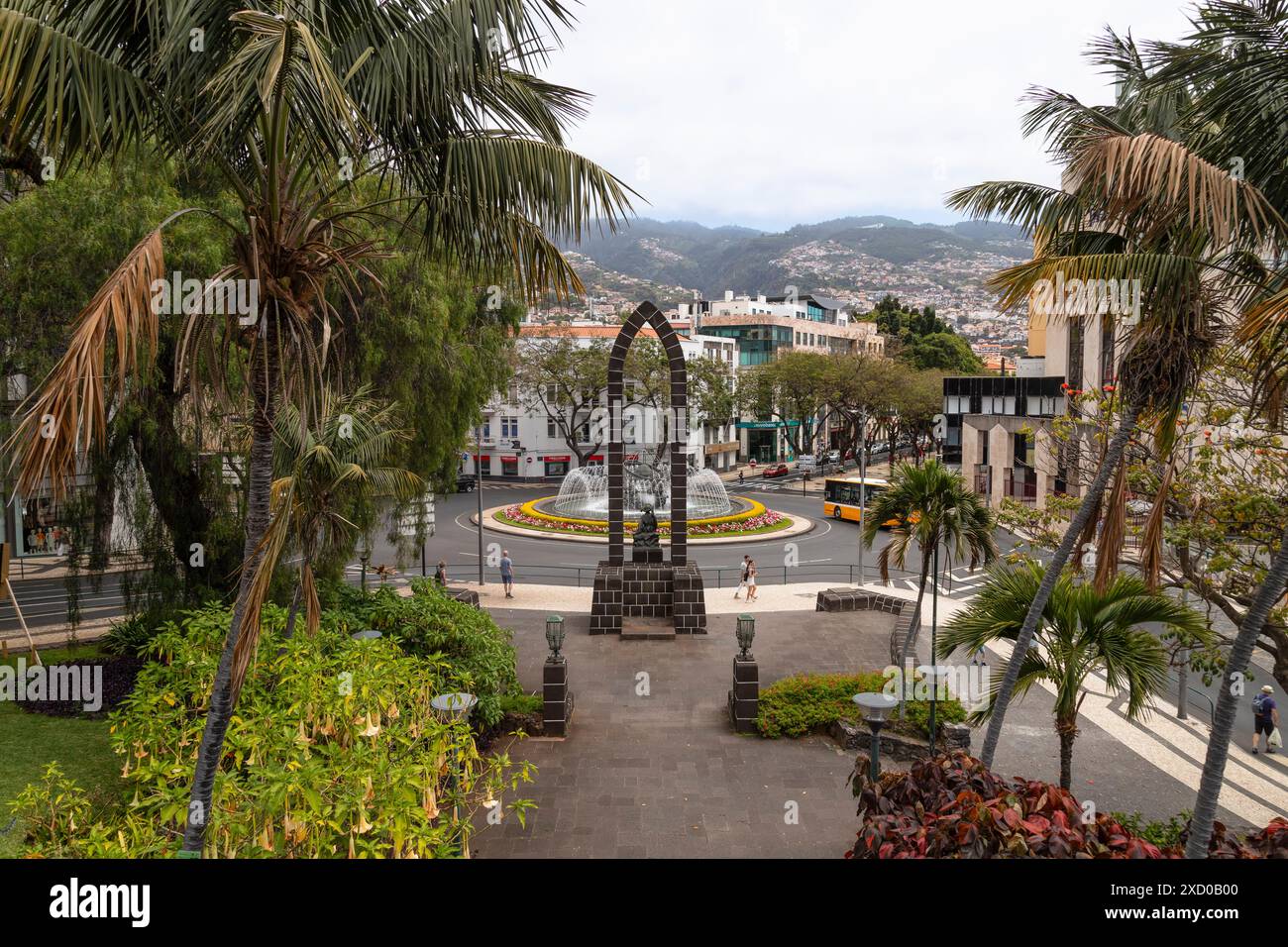 Statue de l'Infante Dom Henrique avec fontaine Rotunda do Infante à Funchal. Banque D'Images