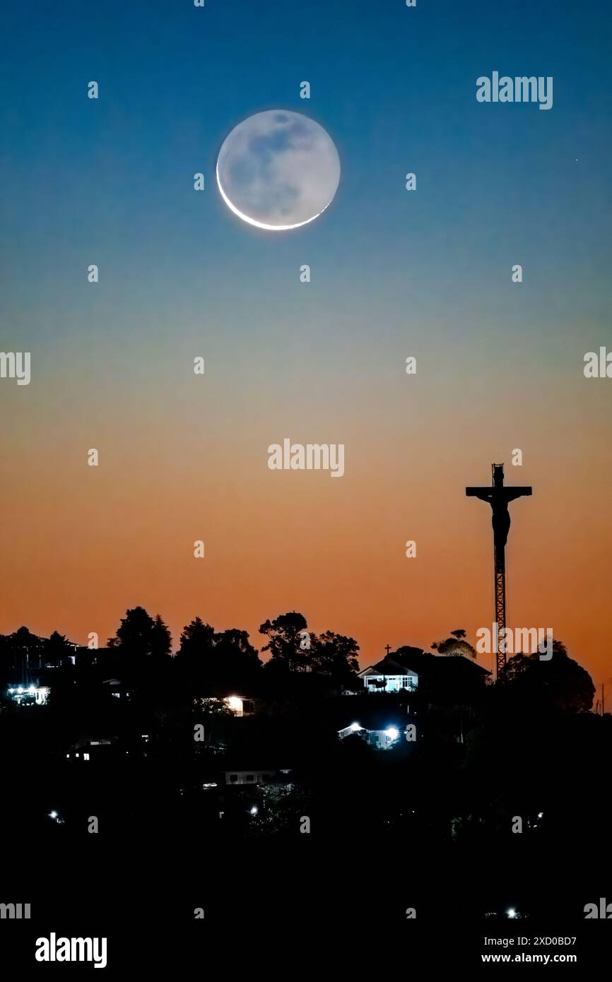 Nouvelle Lune au-dessus d'un crucifix à l'aube. Sabah, Bornéo, Malaisie. Banque D'Images