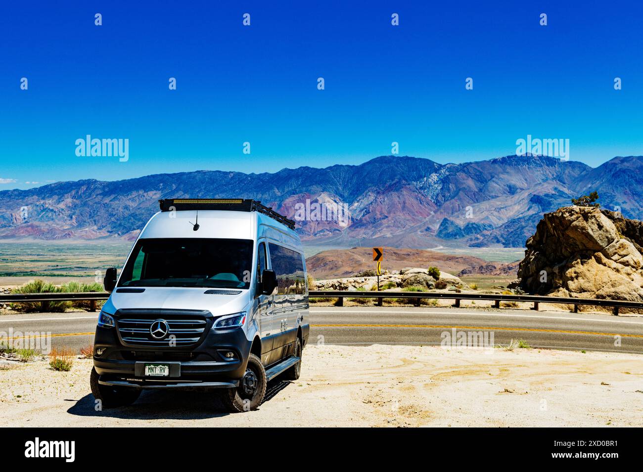 Camping-car Airstream Interstate 24X ; Whitney Portal Road ; Owens Valley Beyond ; Alabama Hills National Scenic Area ; près de Lone Pine ; Californie ; États-Unis Banque D'Images