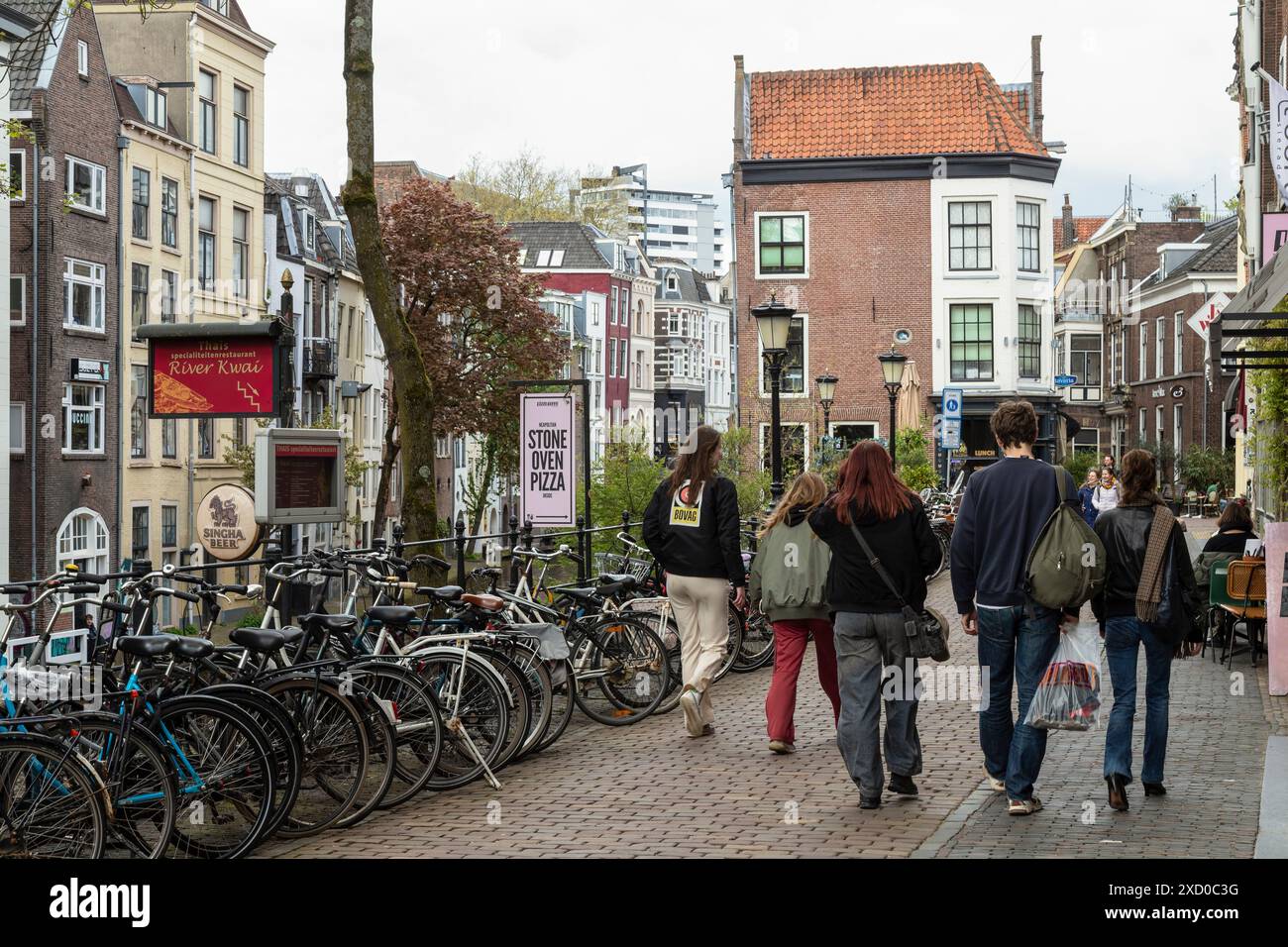 Groupe de jeunes marchant à travers le centre historique d'Utrecht. Banque D'Images