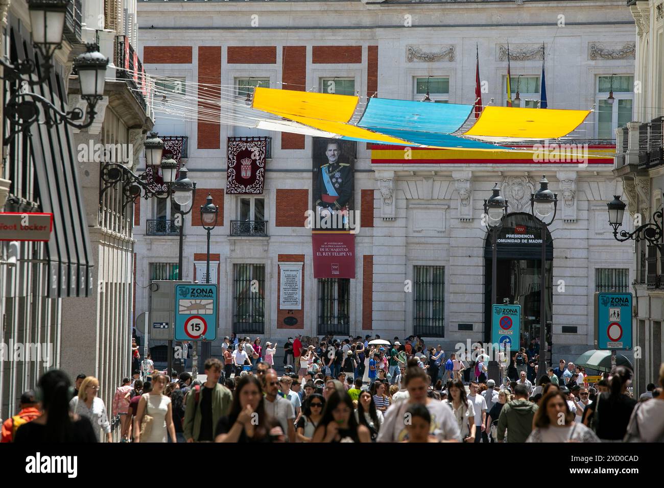 Madrid, Espagne. 19 juin 2024. Un portrait du roi Felipe VI est accroché sur la façade du siège de la Communauté de Madrid à Madrid. Crédit : D. Canales Carvajal/Alamy Live News Banque D'Images