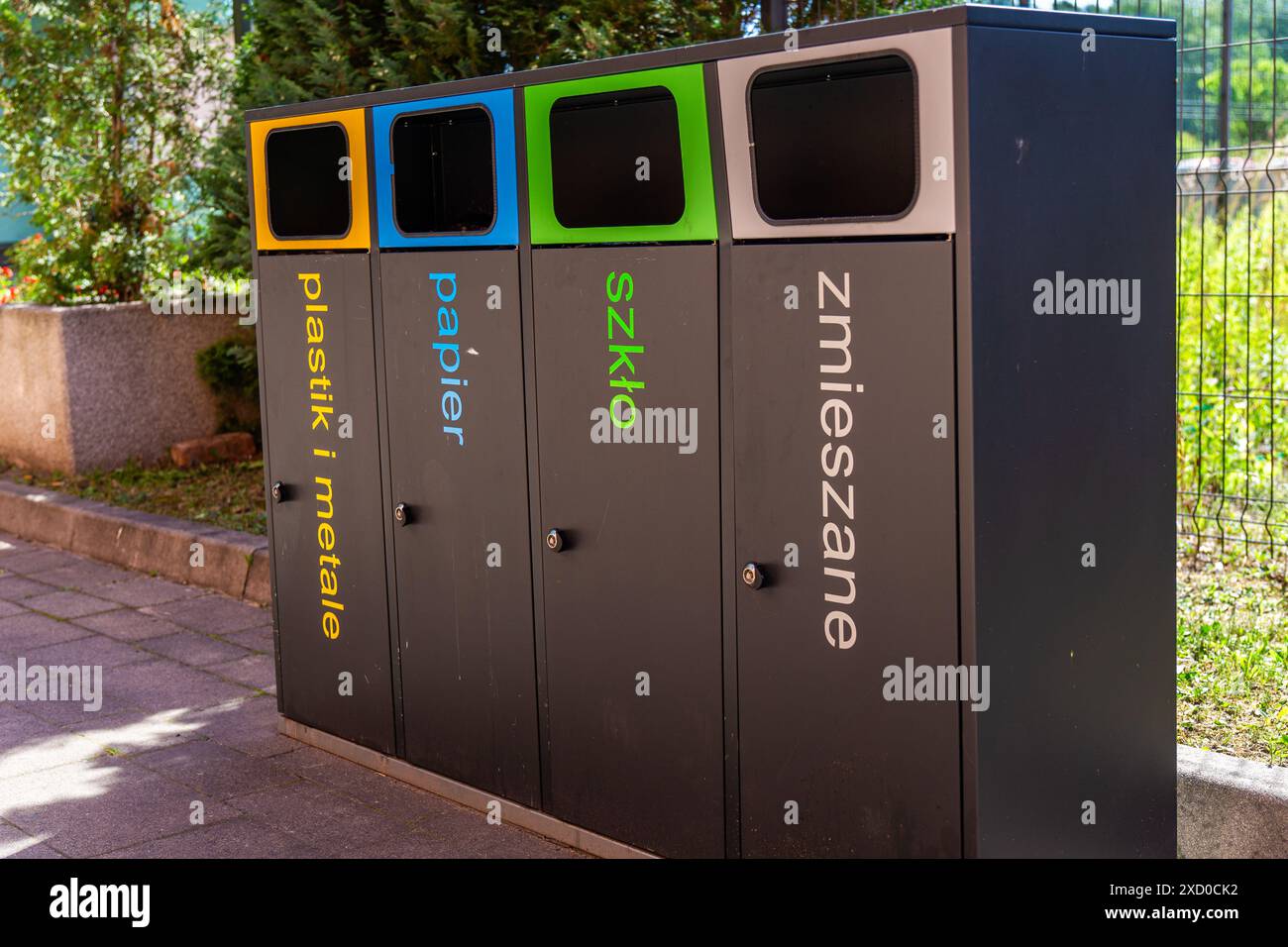 Bacs de recyclage pour le plastique, le papier, le verre et les déchets mélangés dans une ville européenne Banque D'Images