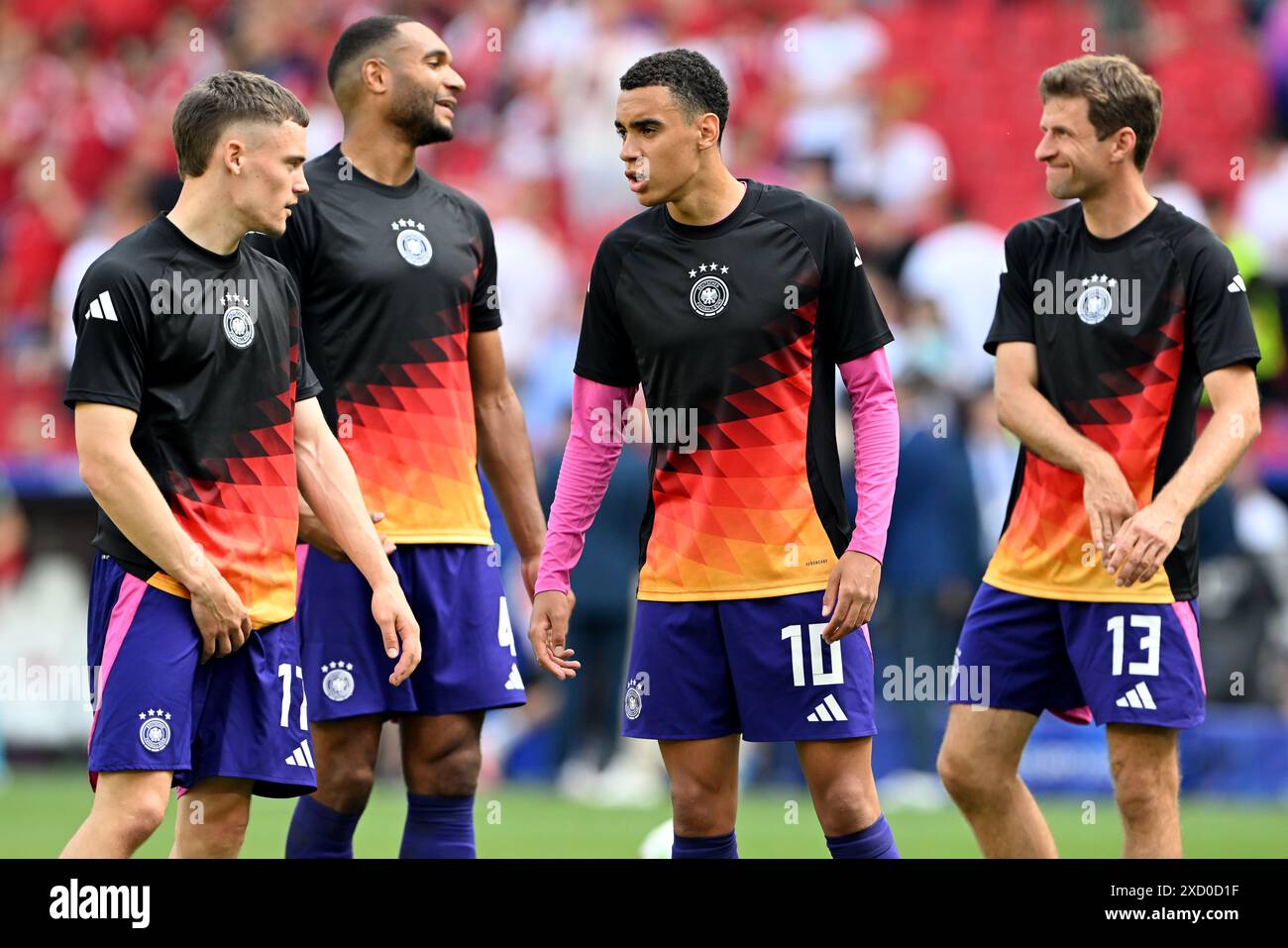 Stuttgart, Allemagne. 19 juin 2024. Football, UEFA Euro 2024, Championnat d'Europe, Allemagne - Hongrie, Tour préliminaire, groupe A, Journée 2, Stuttgart Arena, les Allemands (g-d) Florian Wirtz, Jonathan Tah, Jamal Musiala et Thomas Müller avant le match. Crédit : Federico Gambarini/dpa/Alamy Live News Banque D'Images