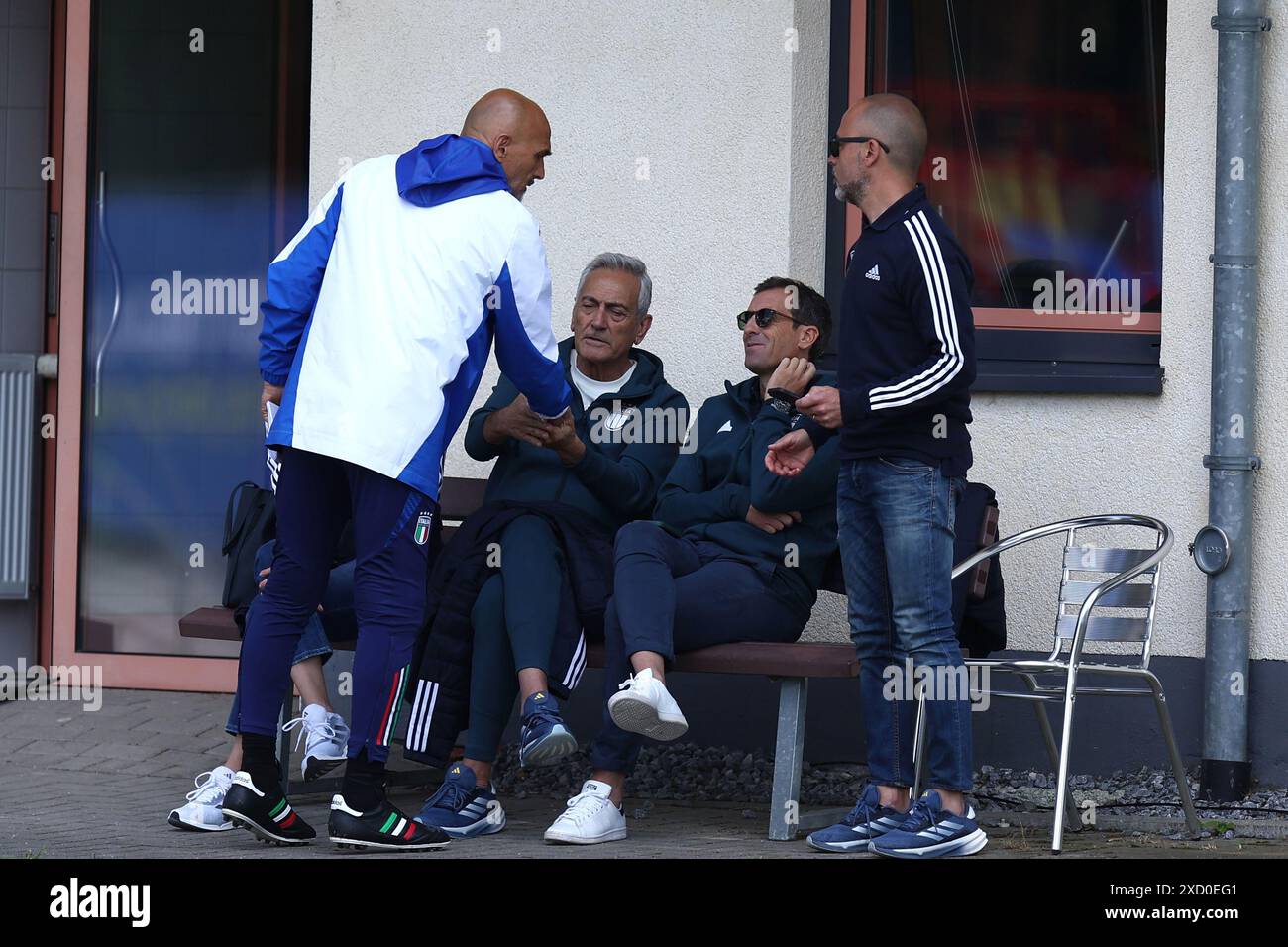 Iserlohn, Allemagne. 19 juin 2024. Luciano Spalletti, entraîneur-chef de l'Italie (G) serre la main au président de la Fédération italienne de football, Gabriele Gravina (d) lors de la séance d'entraînement en Italie à la veille de leur match de football UEFA Euro 2024 Groupe B contre l'Espagne. Au Hemberg-Stadion le 19 juin 2024 à Iserlohn, Allemagne . Crédit : Marco Canoniero/Alamy Live News Banque D'Images