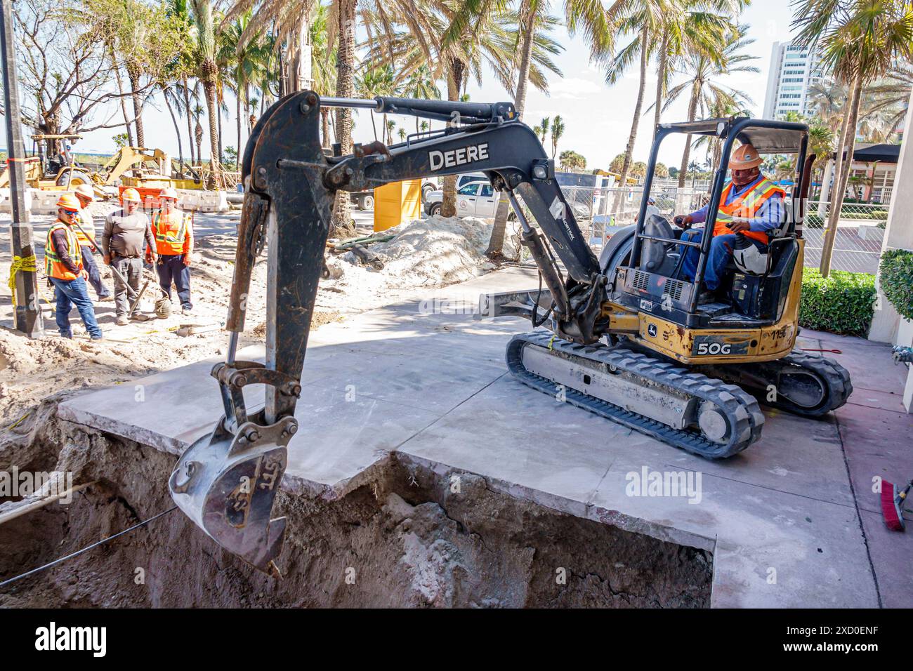 Miami Beach Floride, Ocean Terrace, John Deere 50G excavatrice compacte, sous chantier, hispanique Latin Latino Hispaniques Latins Latinos, ethni ethnique Banque D'Images