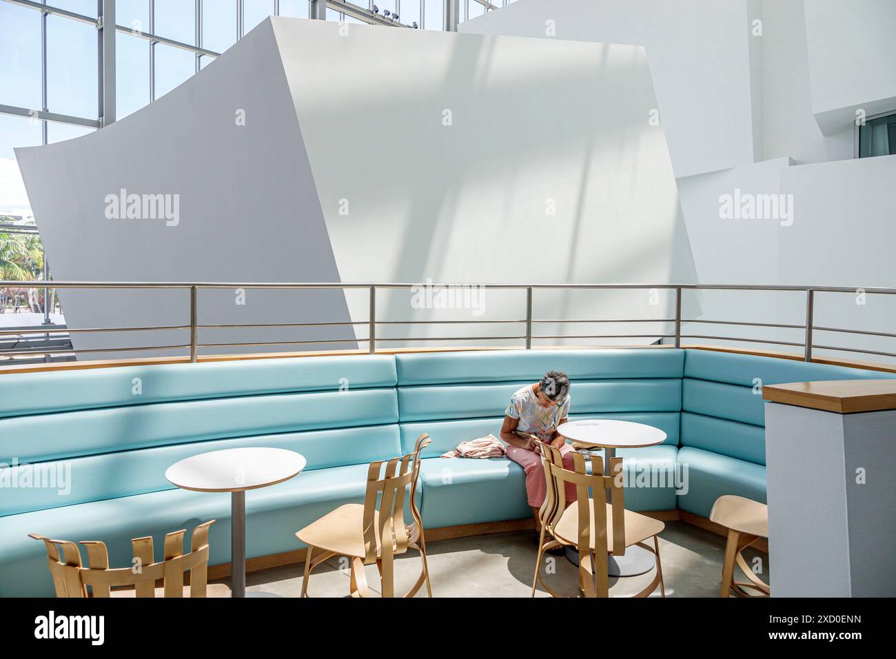 Centre New World Symphony NWS Center, architecte Frank Gehry, intérieur, design femme senior femme femme femme femme, adultes adultes, résidents résidents, visite Banque D'Images