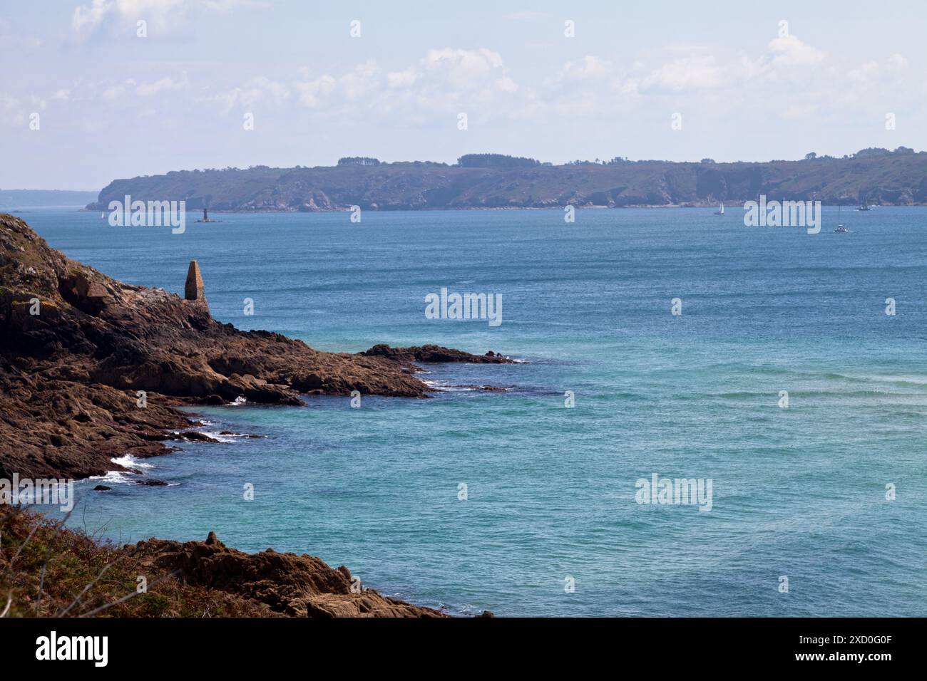 Le Goulet de Brest est un détroit de 3 km de long reliant la rade de Brest à l'océan Atlantique. Large de seulement 1,8 km, il est situé entre la pointe du Banque D'Images