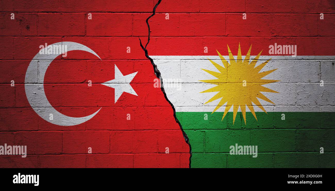 Mur de cendre fissuré peint avec un drapeau turc à gauche et un drapeau kurde à droite. Banque D'Images