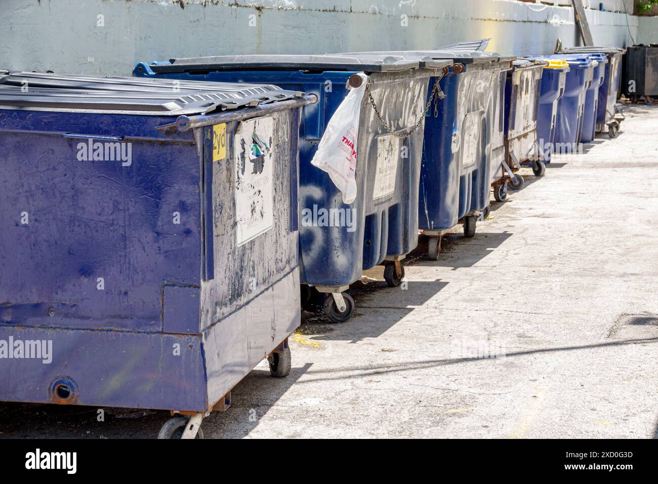 Miami Beach Floride, poubelles à ordures, visiteurs visitant le voyage de tourisme touristique de voyage, monuments de la culture culturelle, les gens de groupe de vacances Banque D'Images