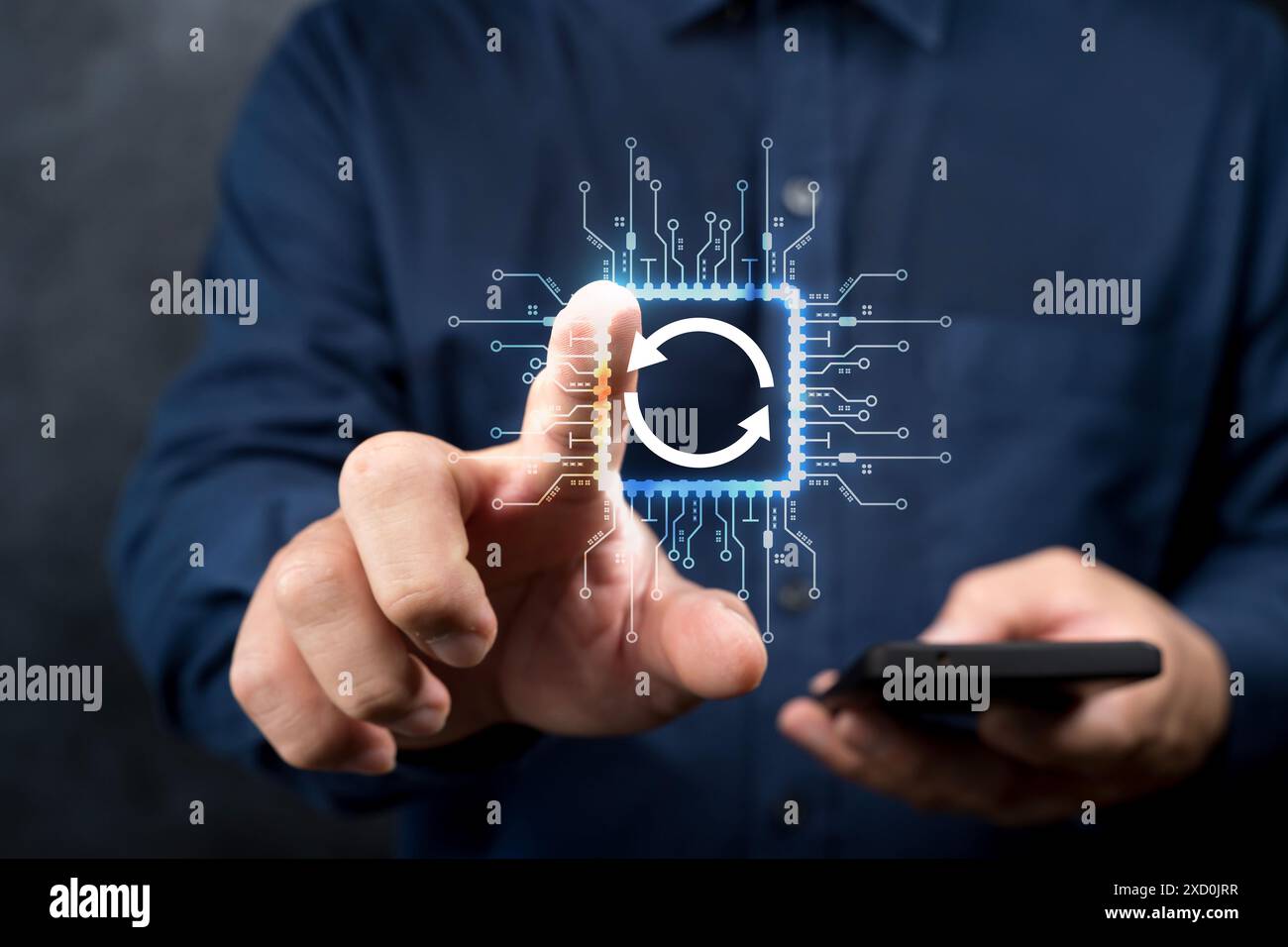 Concept de mise à jour du logiciel. Personne touchant la technologie de mise à niveau du programme sur l'écran virtuel. Mise à niveau du système d'exploitation, amélioration des fonctionnalités dans la nouvelle version Banque D'Images