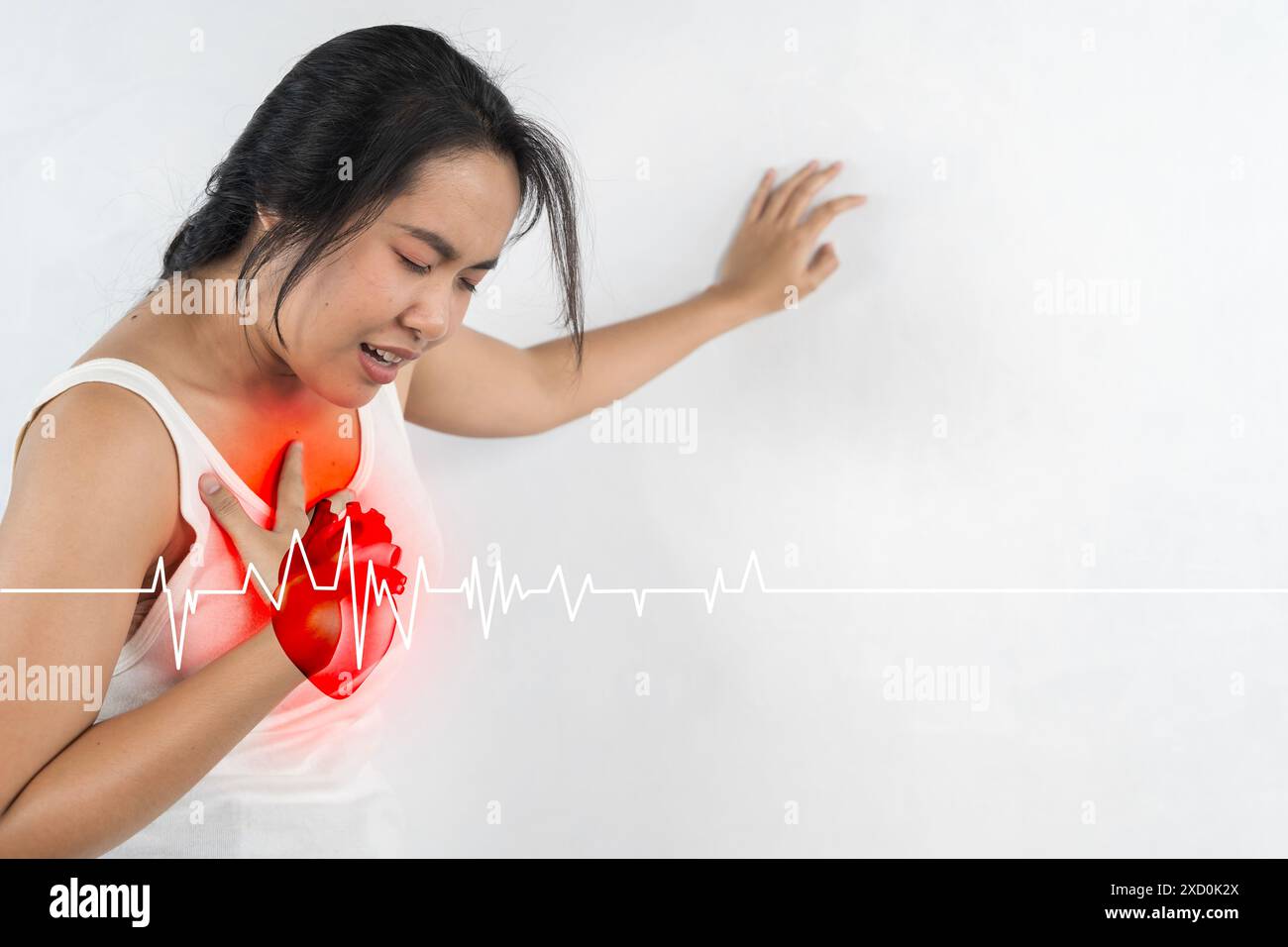 Femme ayant la poitrine serrée avec l'anatomie cardiaque, crise cardiaque, maladie cardiaque, femme avec des soins de santé et féminin sain, concept de Journée mondiale du cœur. Banque D'Images