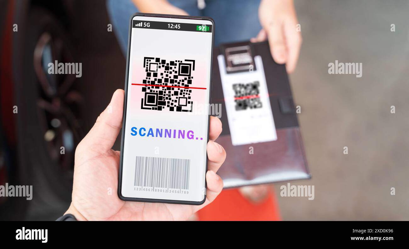 Une personne tient un téléphone qui lit un code-barres. Le code-barres est rouge et blanc. Banque D'Images