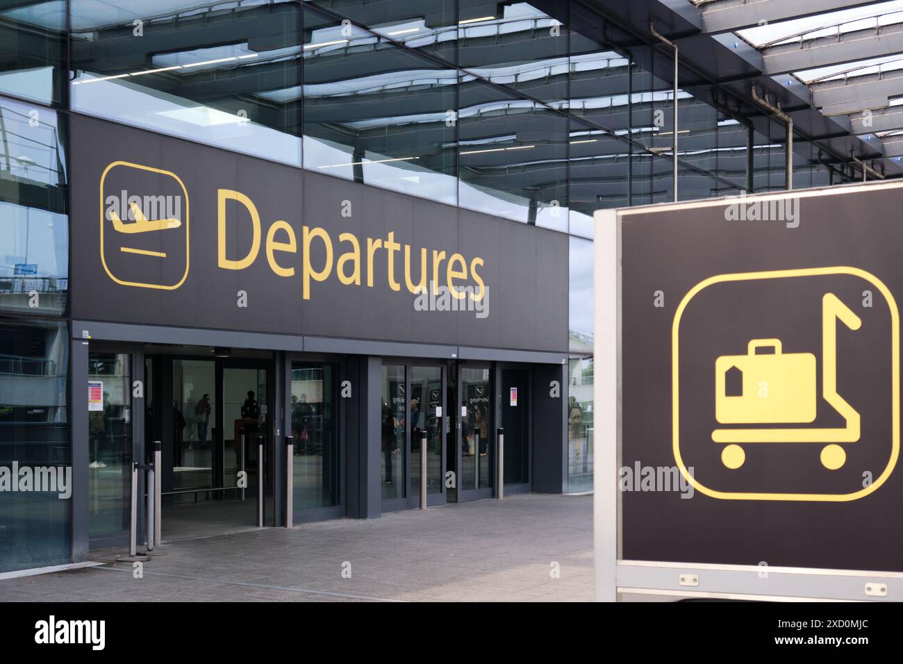 Aéroport de Gatwick, Londres, Royaume-Uni : 22 avril 2024. Vue extérieure de l'entrée du hall des départs du terminal Nord. La signalisation est au premier plan. Banque D'Images