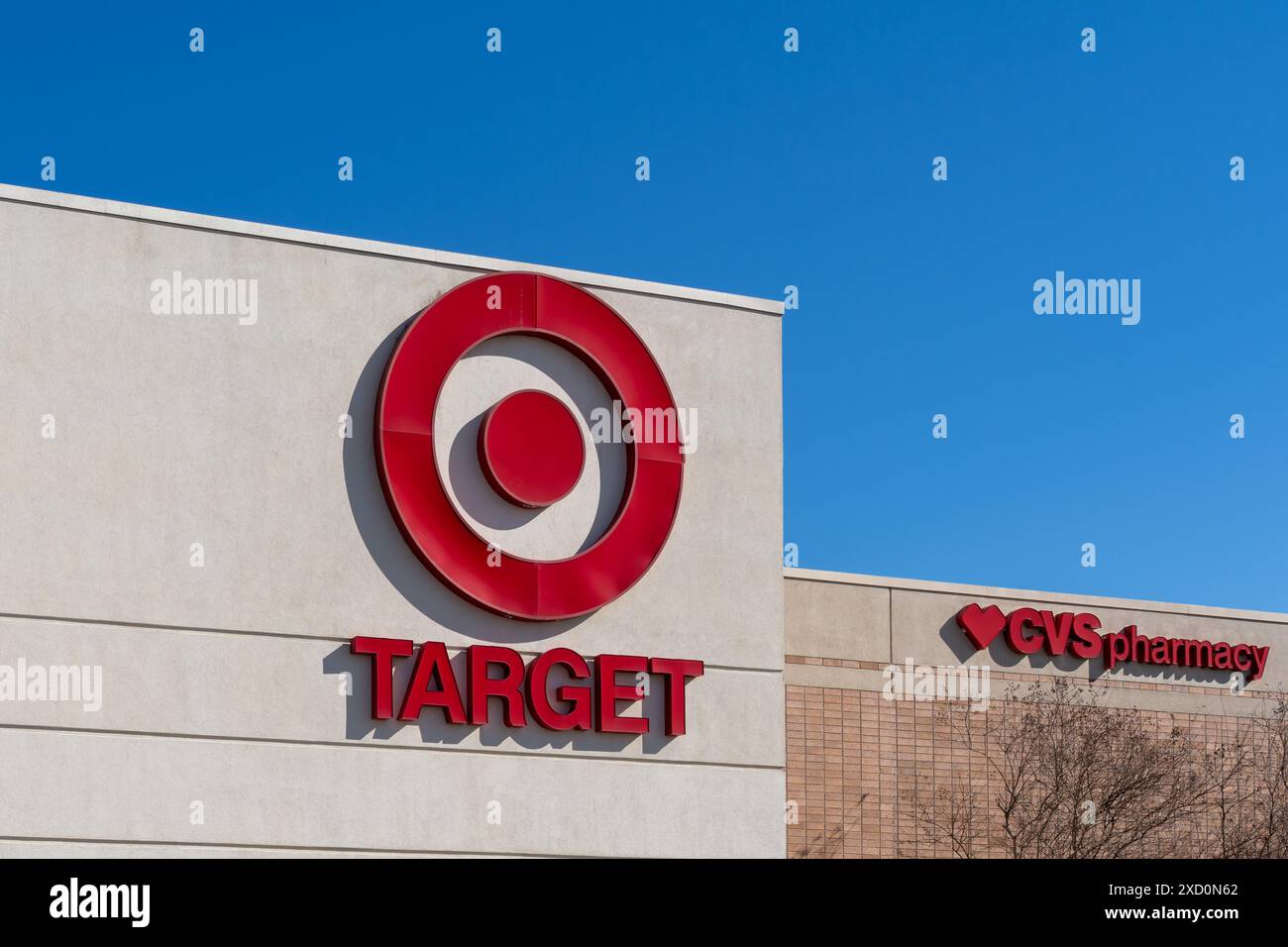 Houston, Texas, États-Unis – 13 mars 2022 : gros plan sur l'affiche et le logo du magasin Target sur le bâtiment. Banque D'Images
