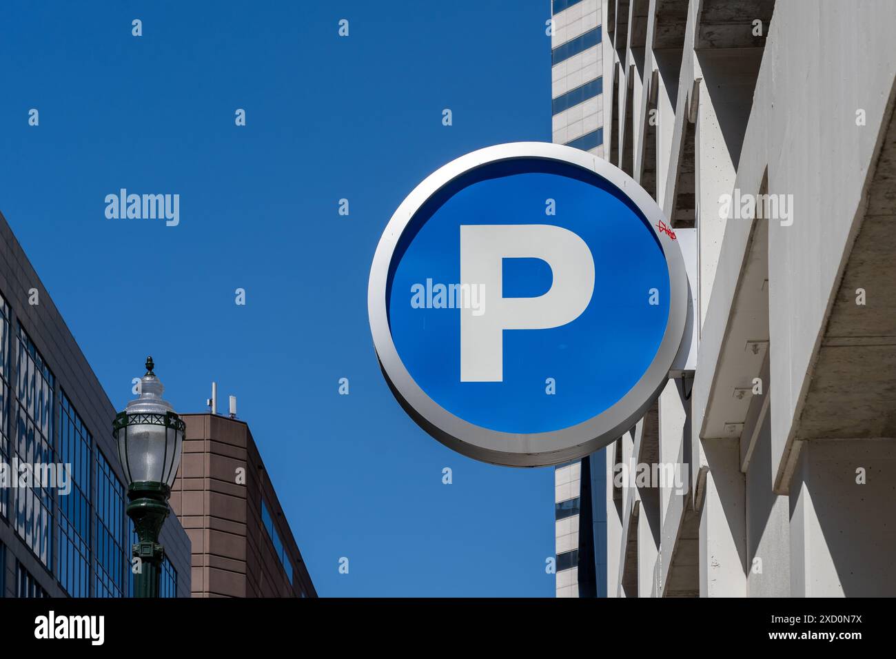 Houston, Texas, États-Unis - 13 mars 2022 : P(parking garage) signe suspendu sur le bâtiment. Banque D'Images Houston, Texas, États-Unis - 13 mars 2022 : P(parking garage) signe suspendu sur le bâtiment. Banque D'Images
