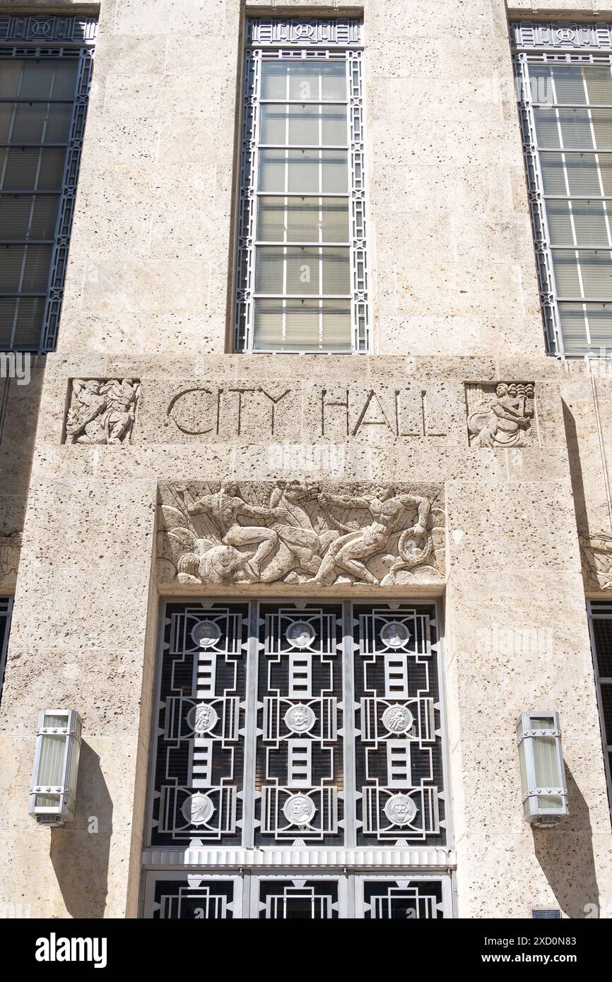 Houston, Texas, États-Unis - 13 mars 2022 : L'entrée du bâtiment de l'hôtel de ville de Houston, Texas, États-Unis. Banque D'Images
