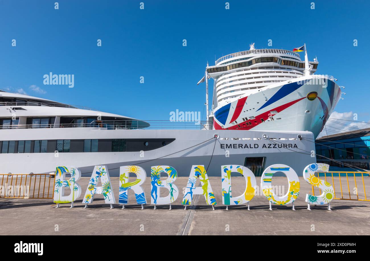 Bridgetown, Barbade - 25 novembre 2023 : bateau de croisière de luxe Emerald Azzurra et bateau de croisière P and O Arvia devant la Barbade signe dans le port de Banque D'Images