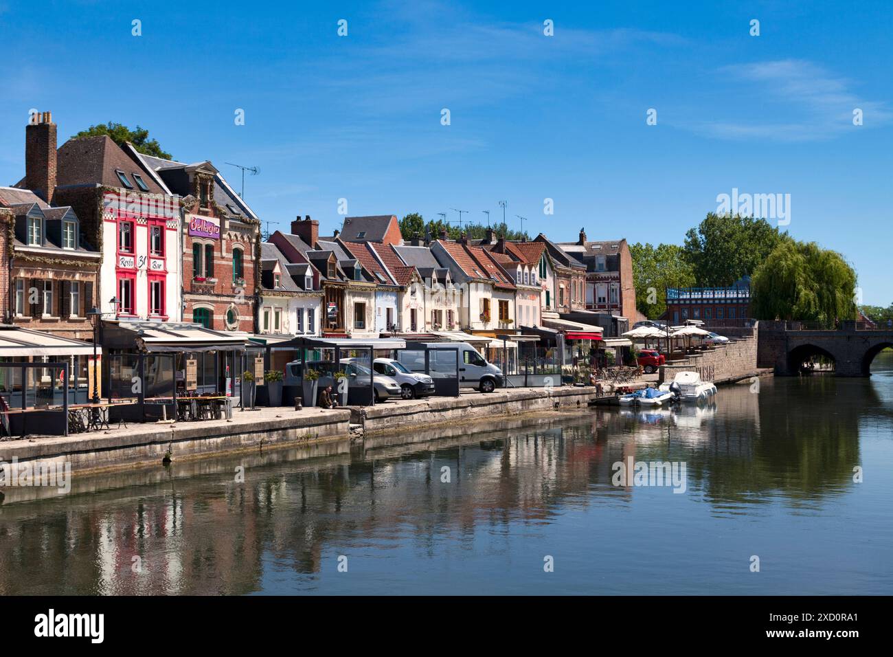 Amiens, France - mai 29 2020 : restaurants sur le quai Belu le long de la somme. Banque D'Images