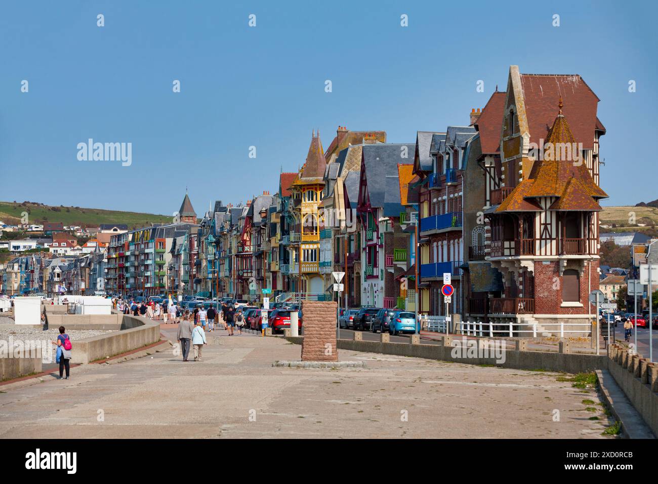 Mers-les-bains, France - 11 septembre 2020 : rangées de maisons de ville colorées à colombages sur l'Esplanade du général Leclerc le long de la plage. Banque D'Images