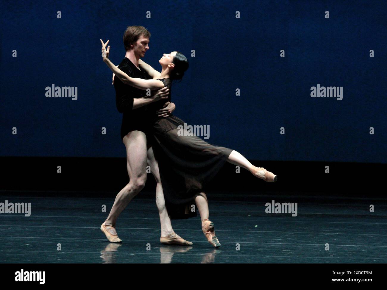 KIEV, UKRAINE - 19 JUIN 2024 - des danseurs jouent lors de la prépremière du ballet en un acte 'L'élégie de la guerre' mis en scène par le chorégraphe Oleksii Ratmanskyi sur la musique du compositeur Valentyn Sylvestrov au Taras Shevchenko National Academic Opera and Ballet Theatre, Kiev, capitale de l'Ukraine. Banque D'Images